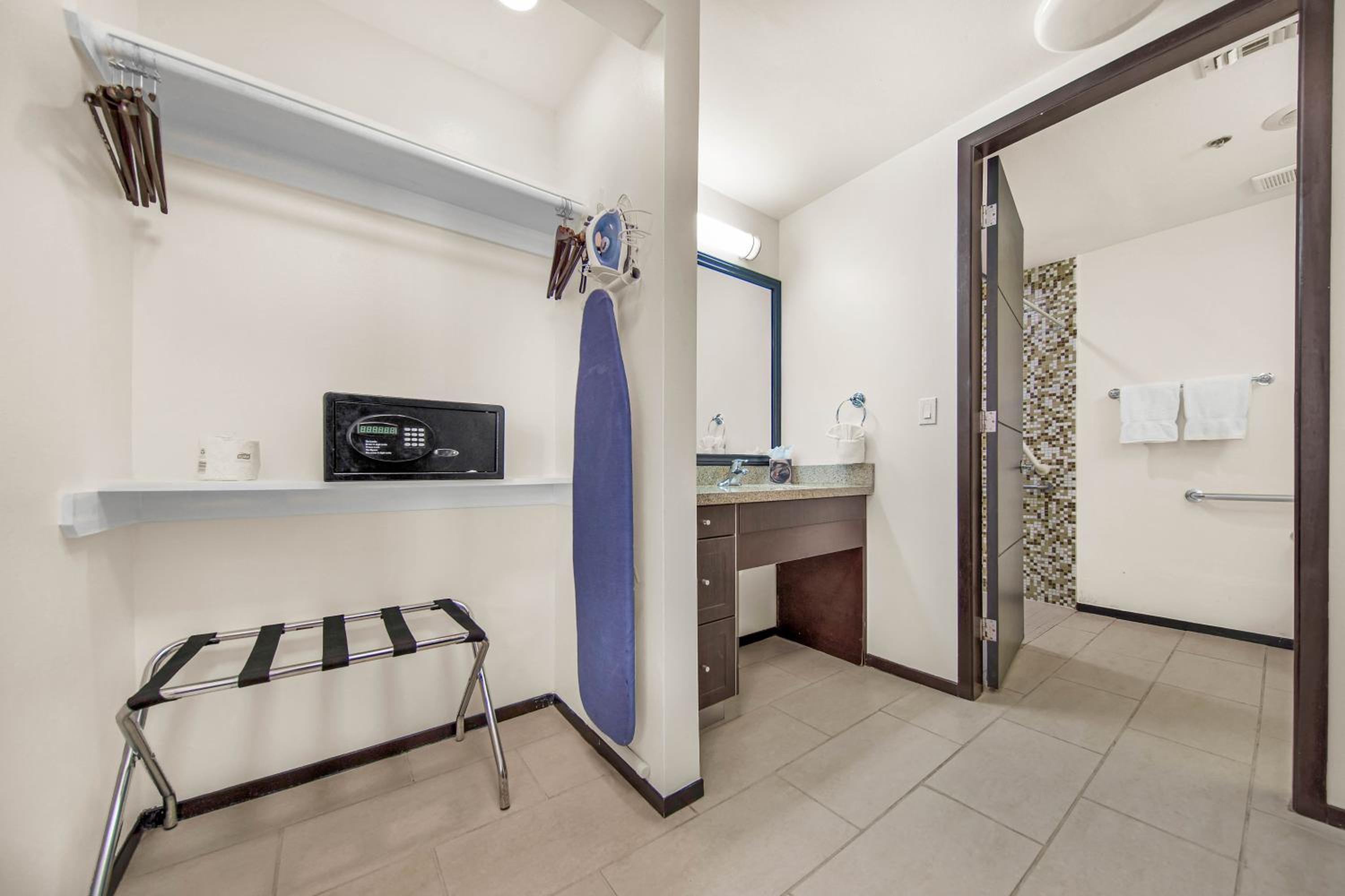 One-Bedroom Apartment - Photo 8