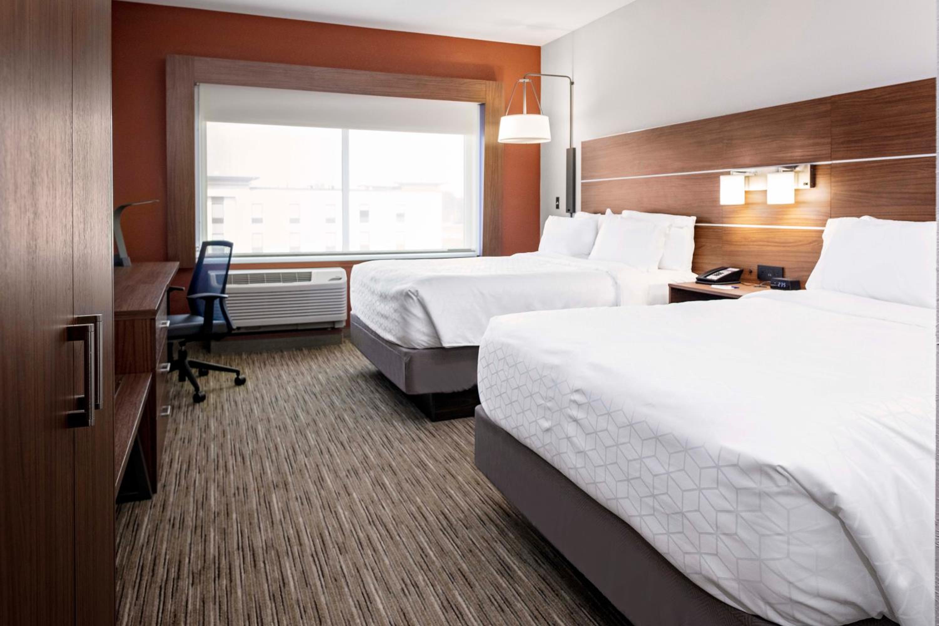 Standard Room with Two Queen Beds photo 2