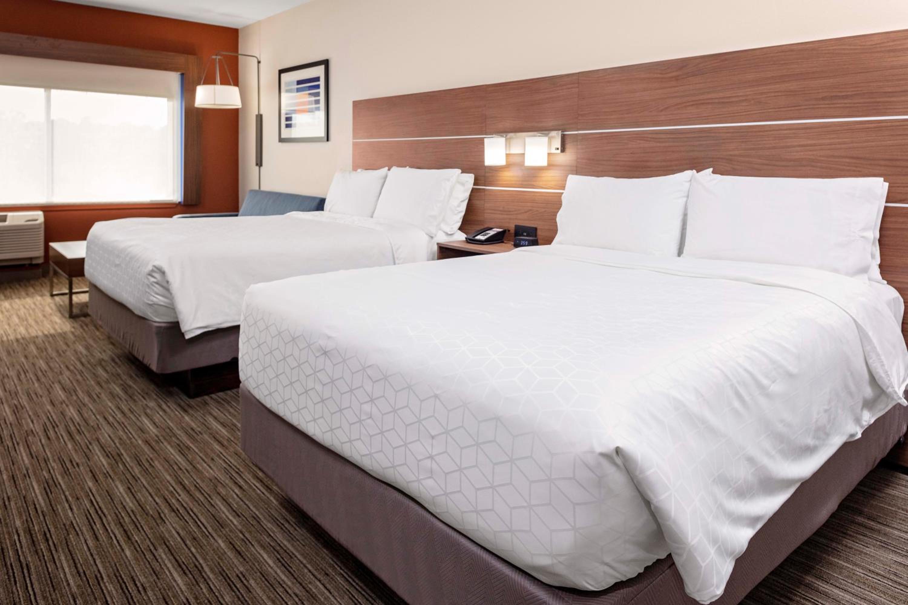 Standard Room with Two Queen Beds photo 1