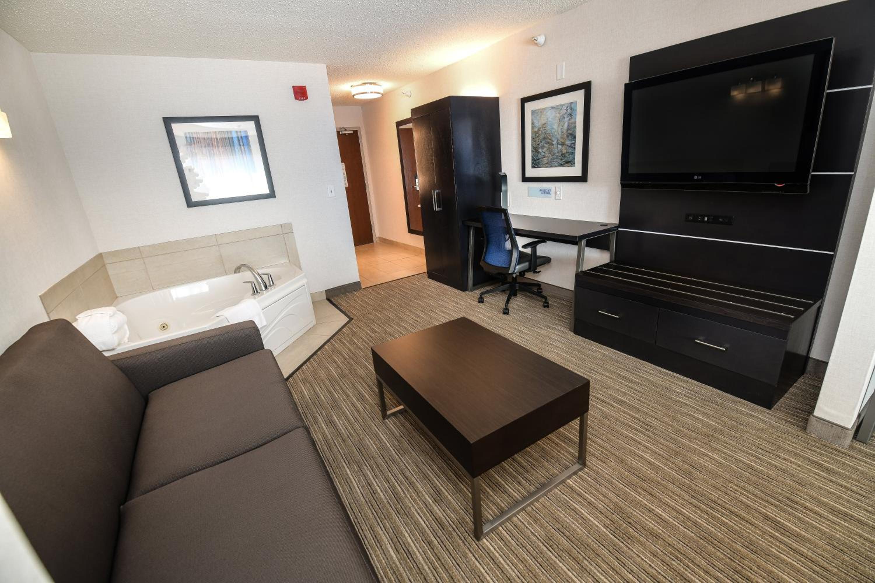 King Room with Jetted Tub - Photo 6