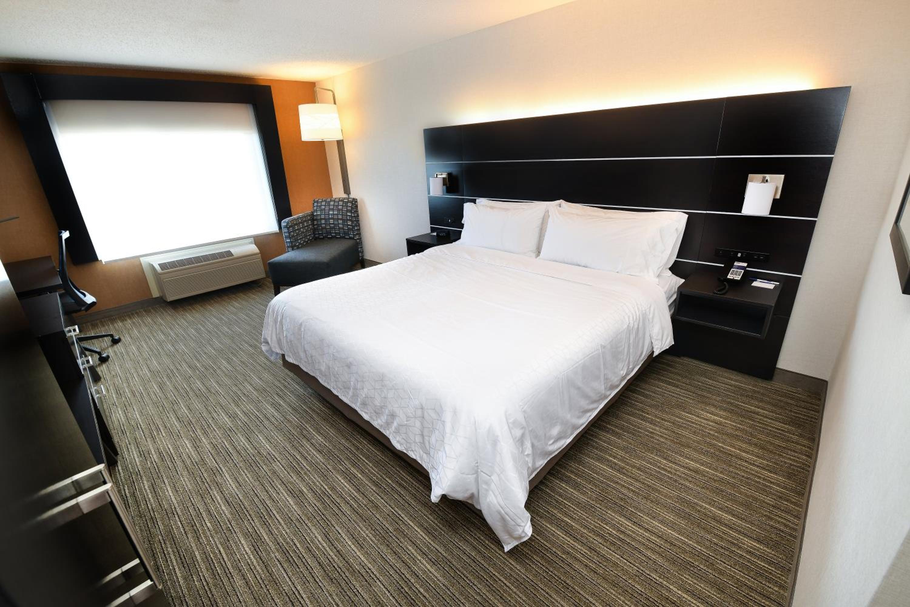 Standard King Room - Photo 5