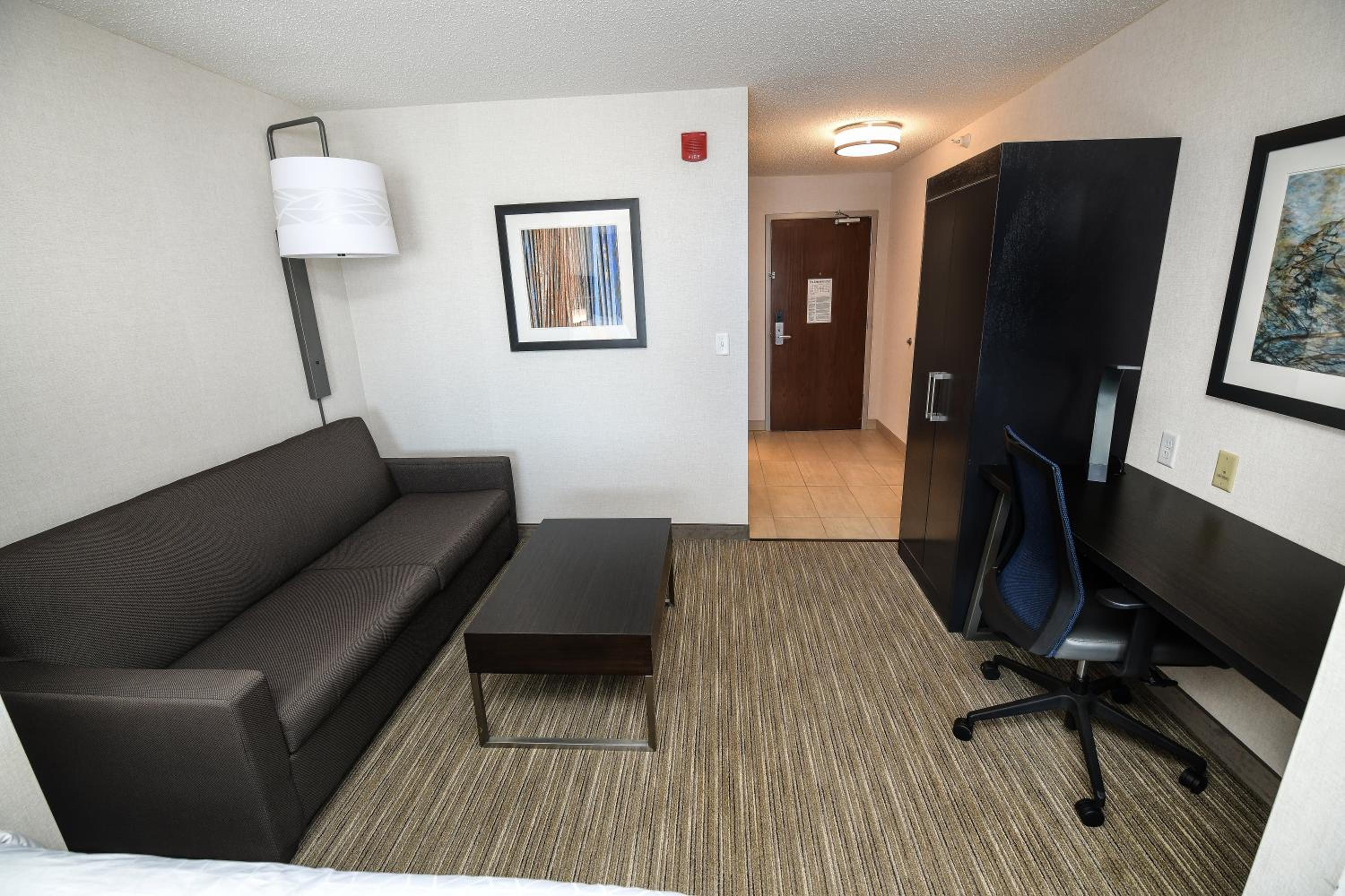 Standard King Room with Sofa Bed - Photo 6