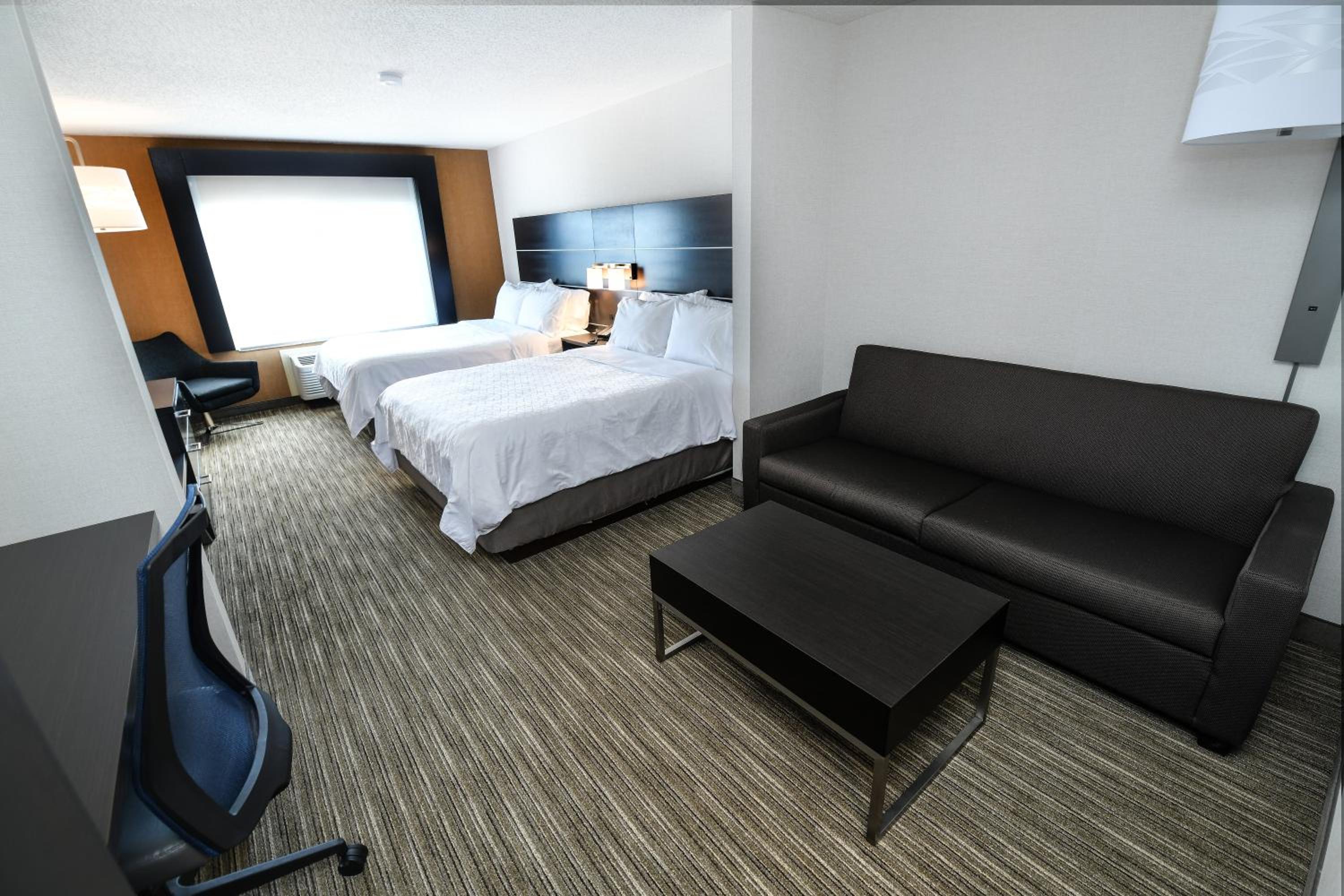 Standard Queen Room with Sofa Bed - Photo 4