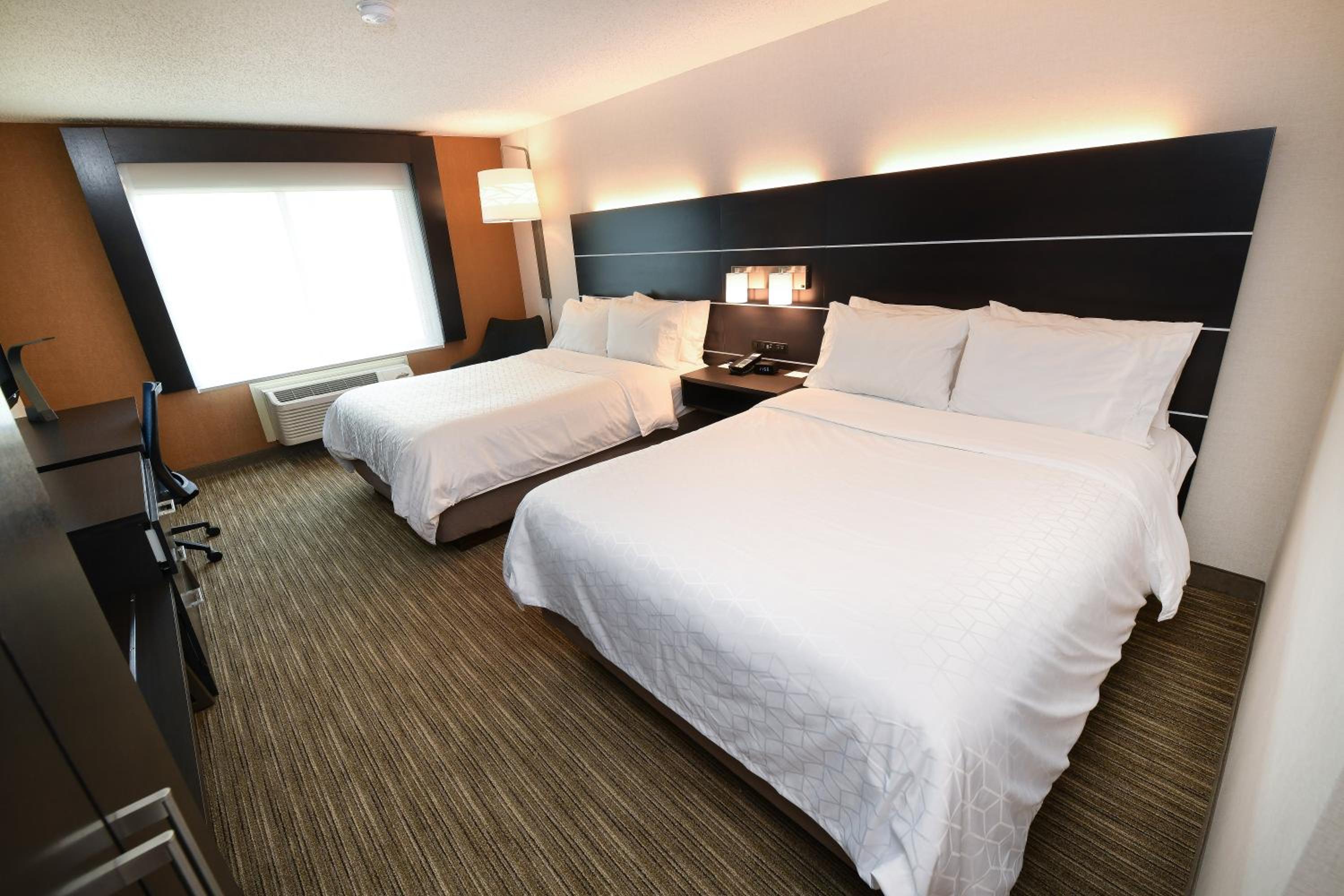 Standard Room with Two Queen Beds - Photo 1