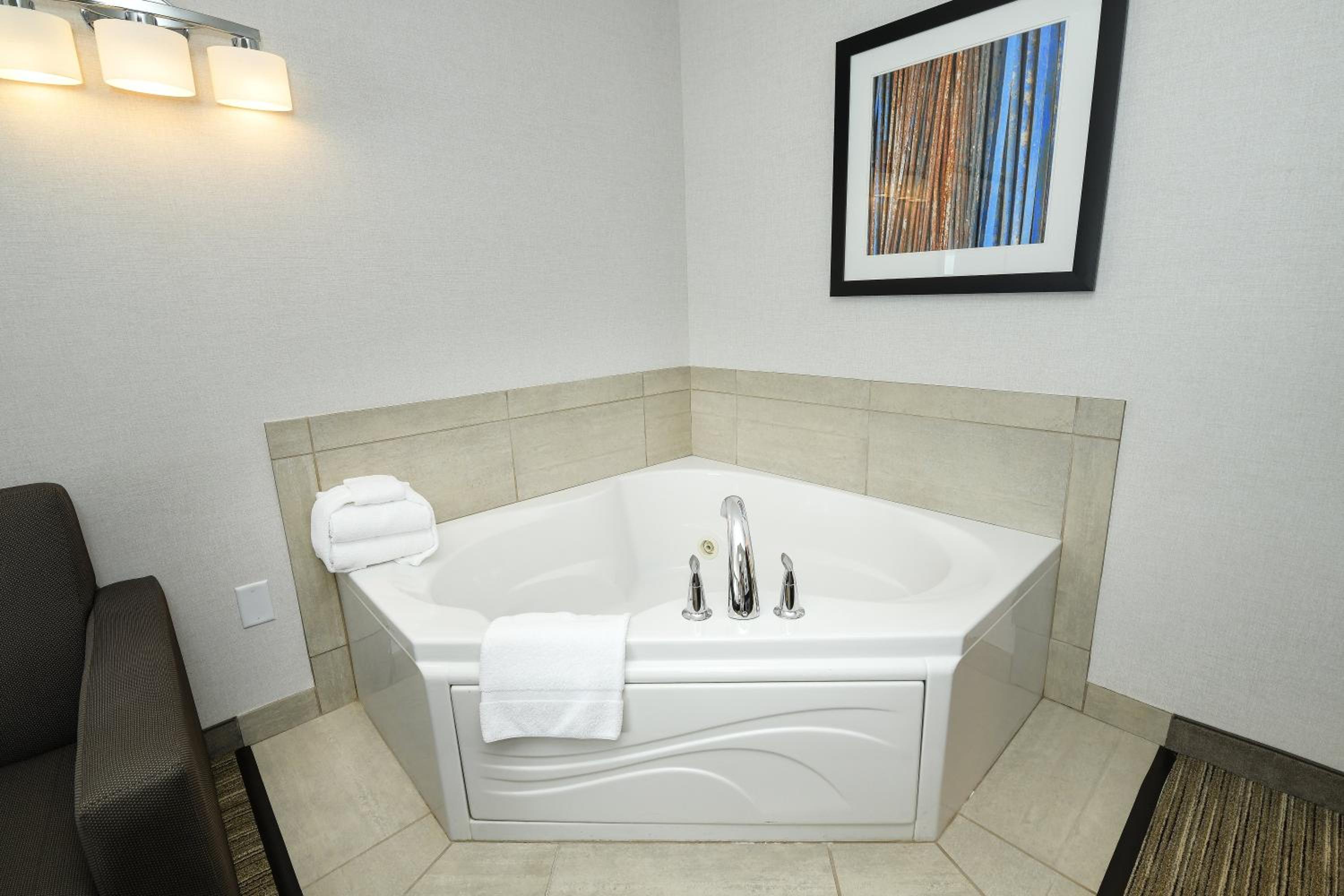 King Room with Jetted Tub - Photo 4