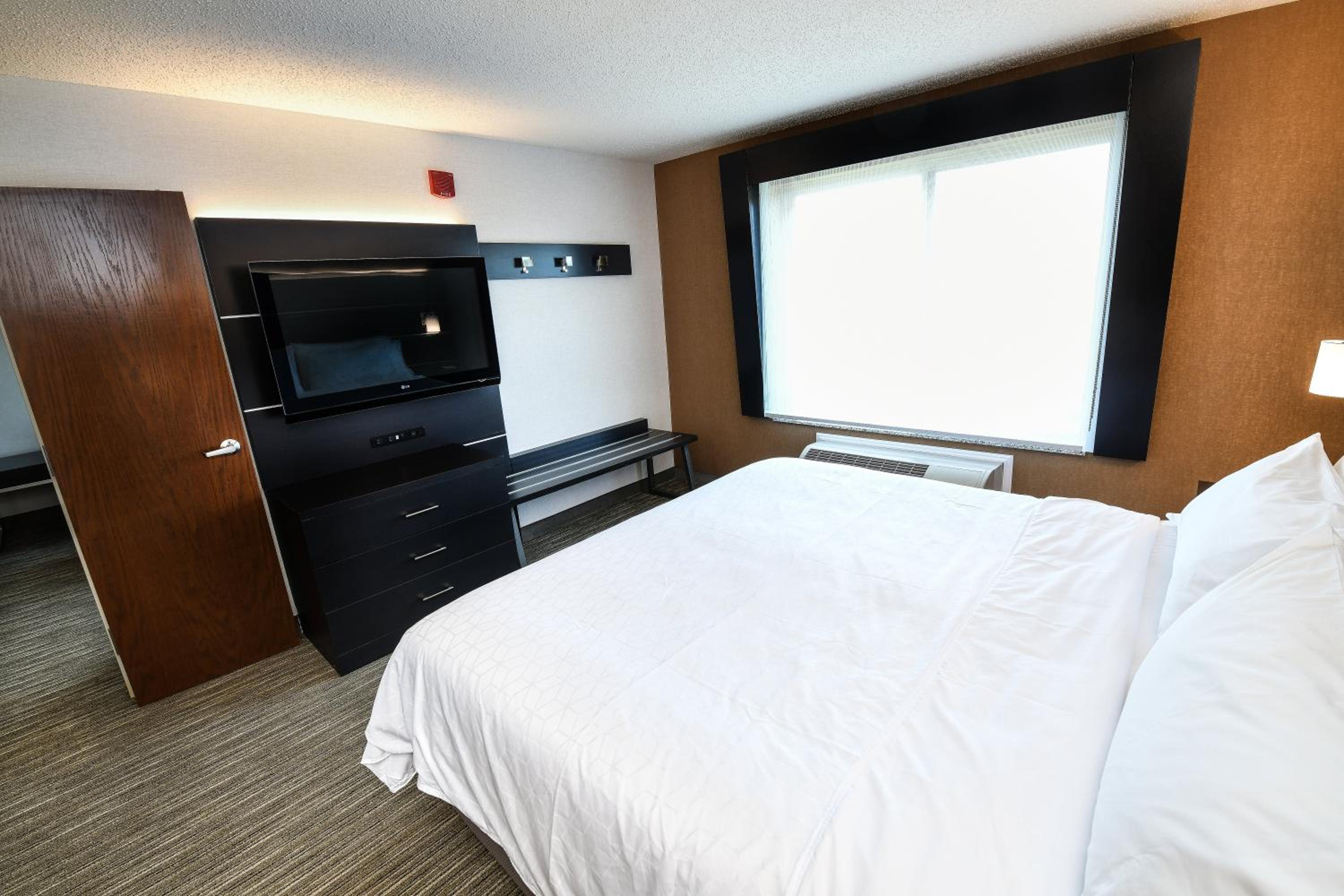 One-Bedroom Suite with Sofa Bed photo 2