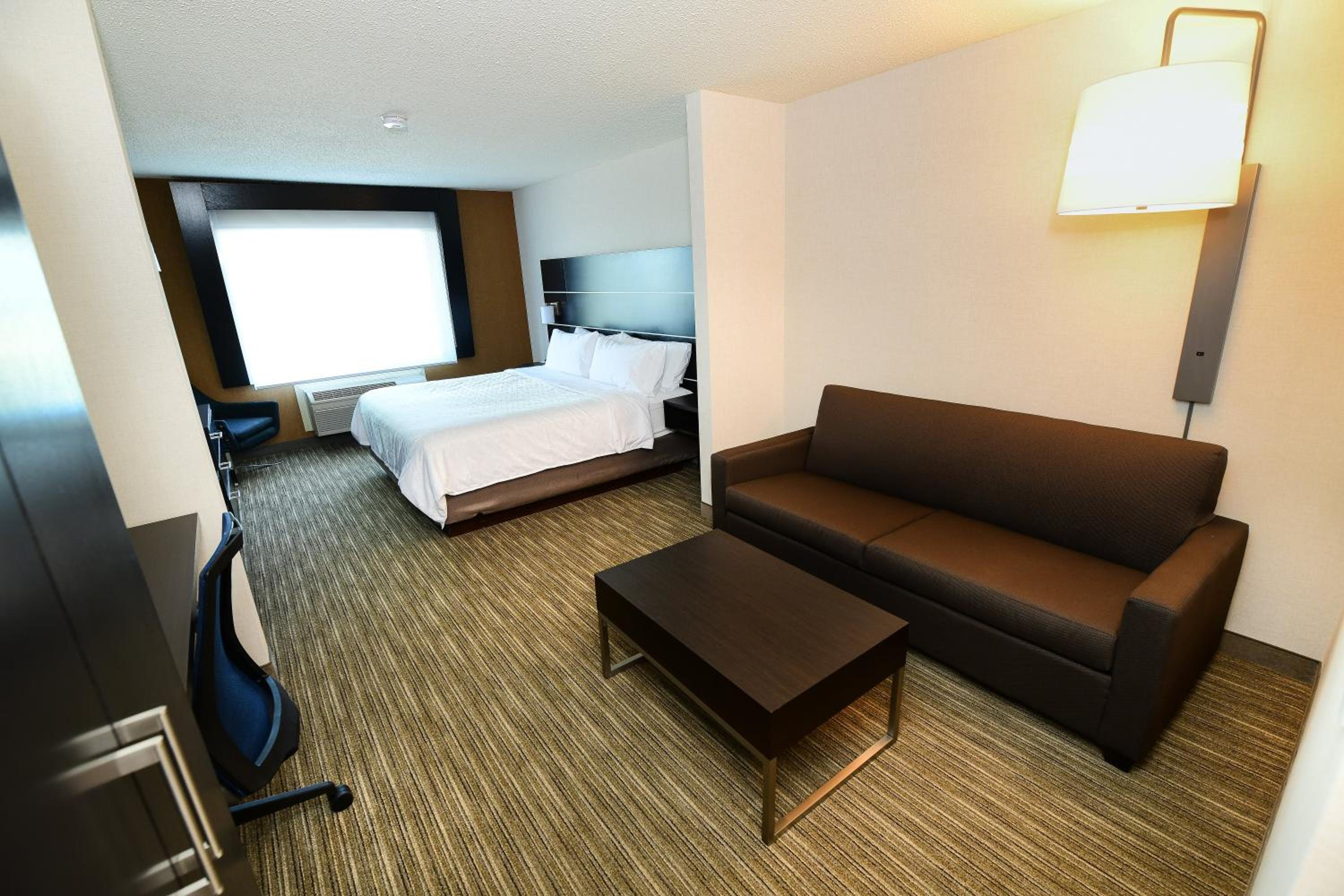 Standard King Room with Sofa Bed - Photo 1