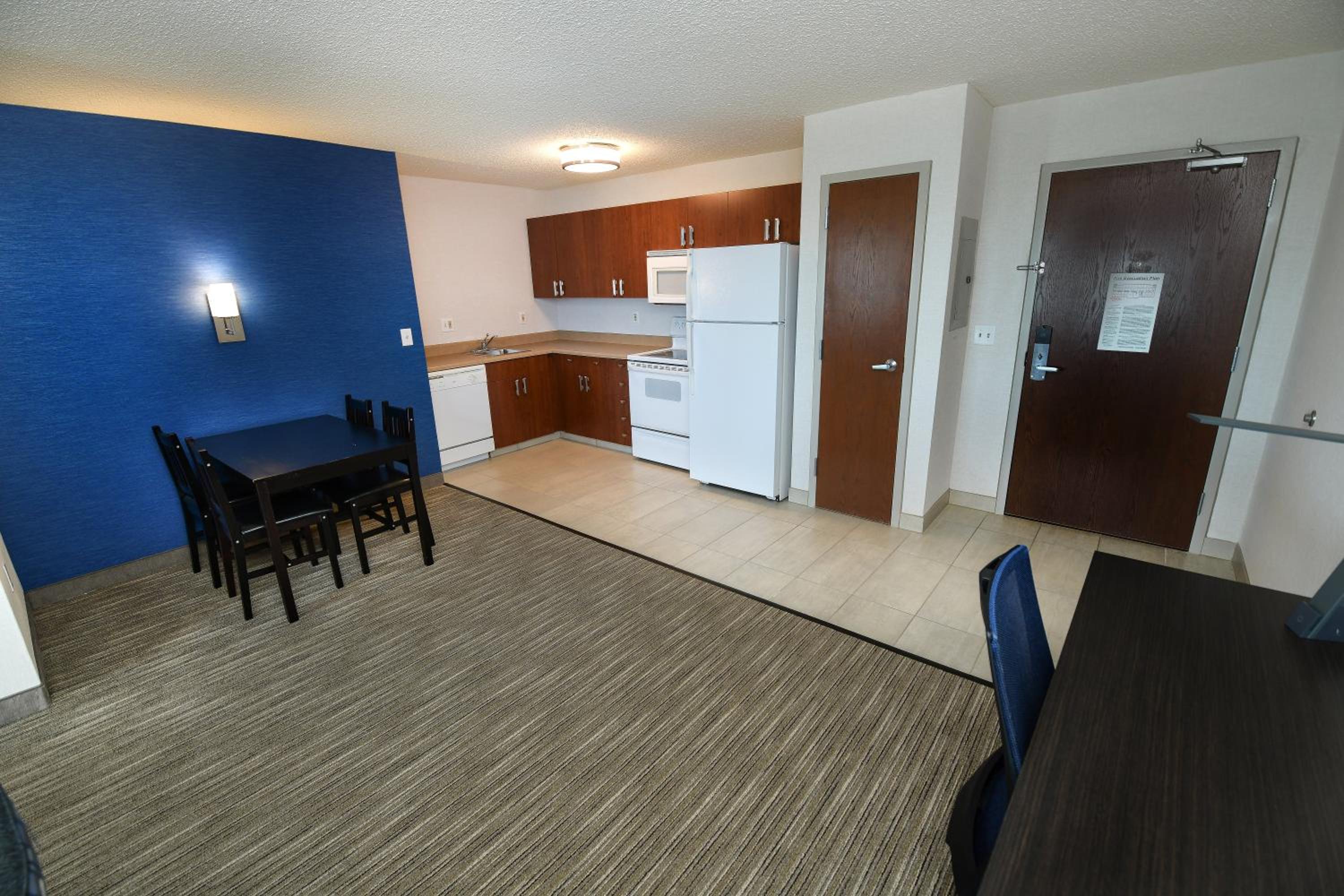 One-Bedroom Queen Suite - Photo 3