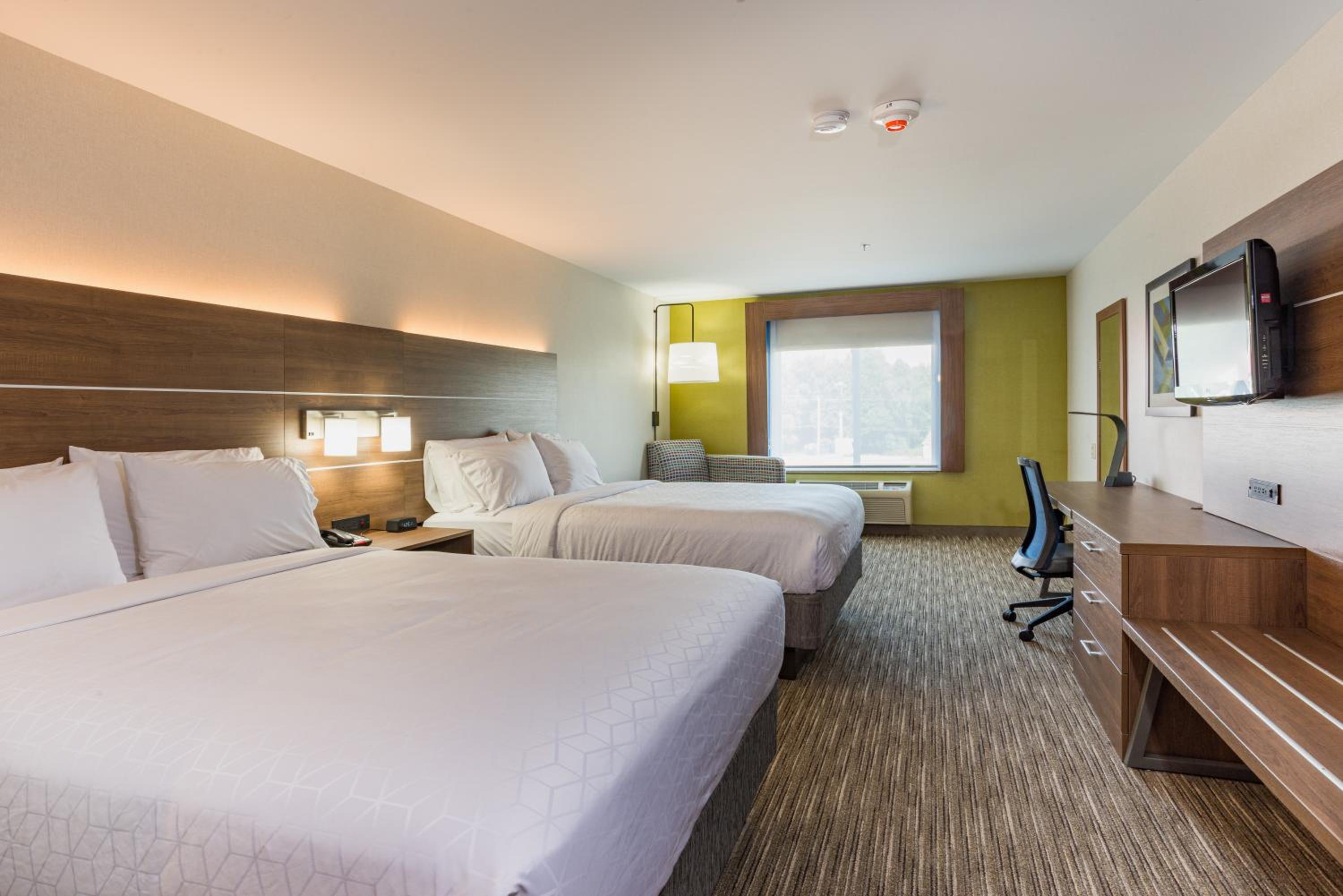 Standard Room with Two Queen Beds - Photo 2