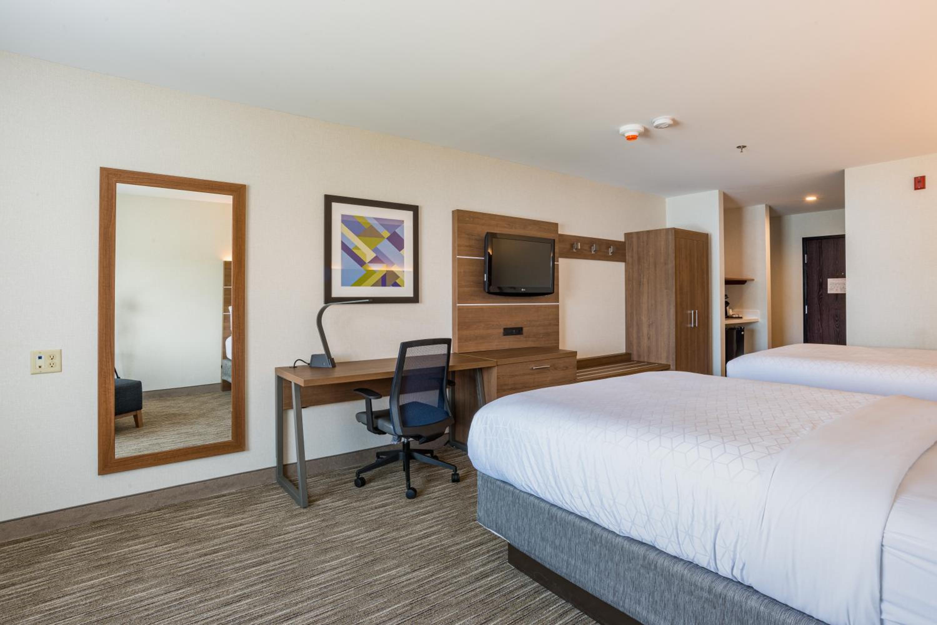 Standard Room with Two Queen Beds - Photo 1