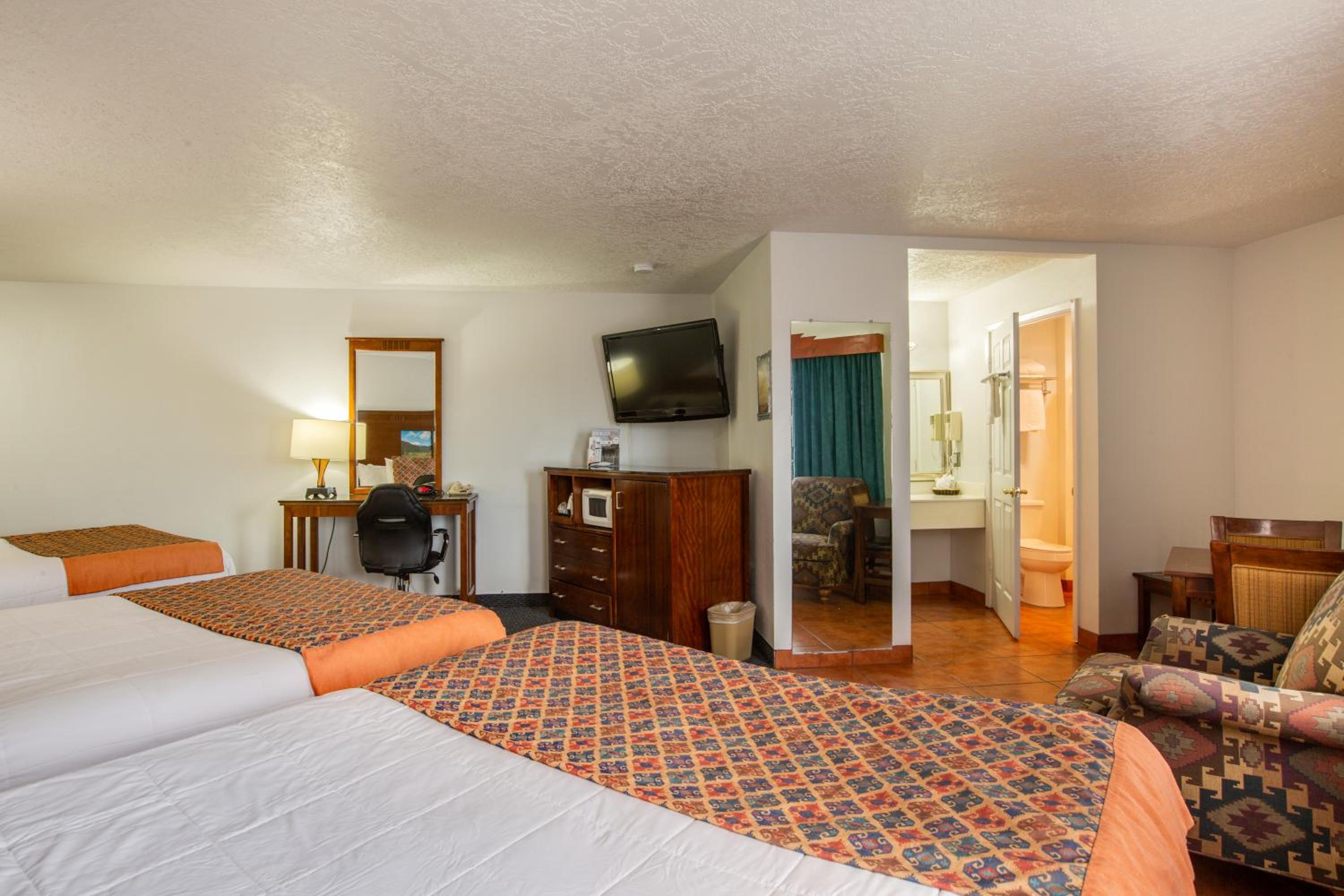 Family Suite with Three Queen Beds - Non-Smoking photo 2