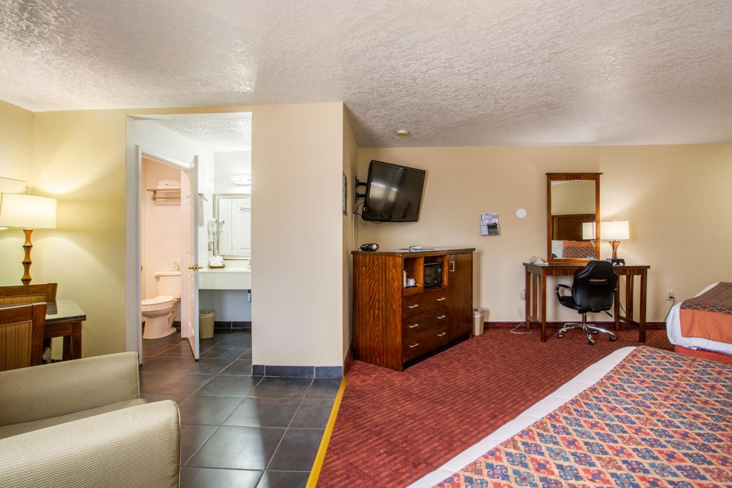 Suite with Two King Beds - Non-Smoking photo 3