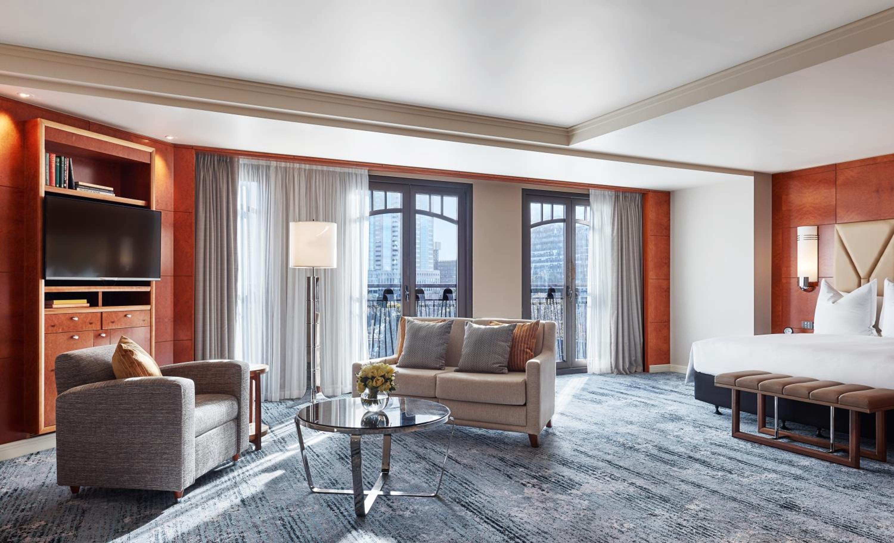 Deluxe King Room with View - Photo 5