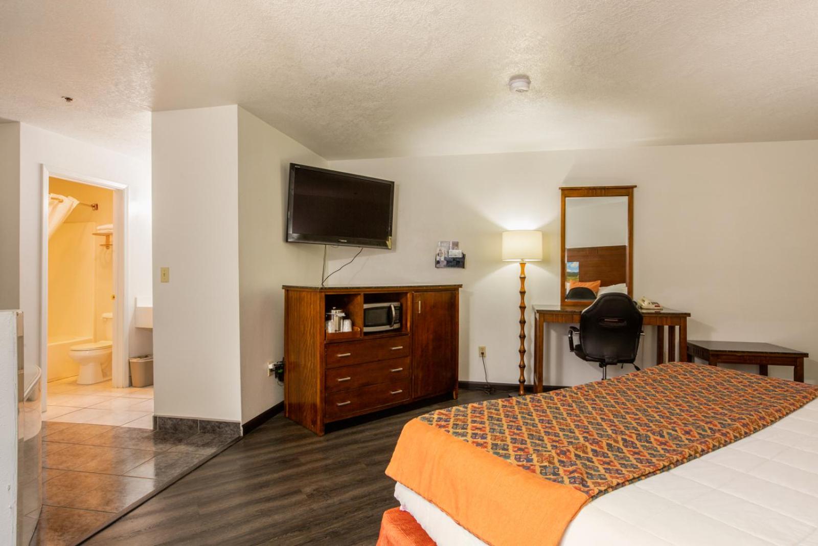 Deluxe King Suite with Hot Tub - Non-Smoking photo 3