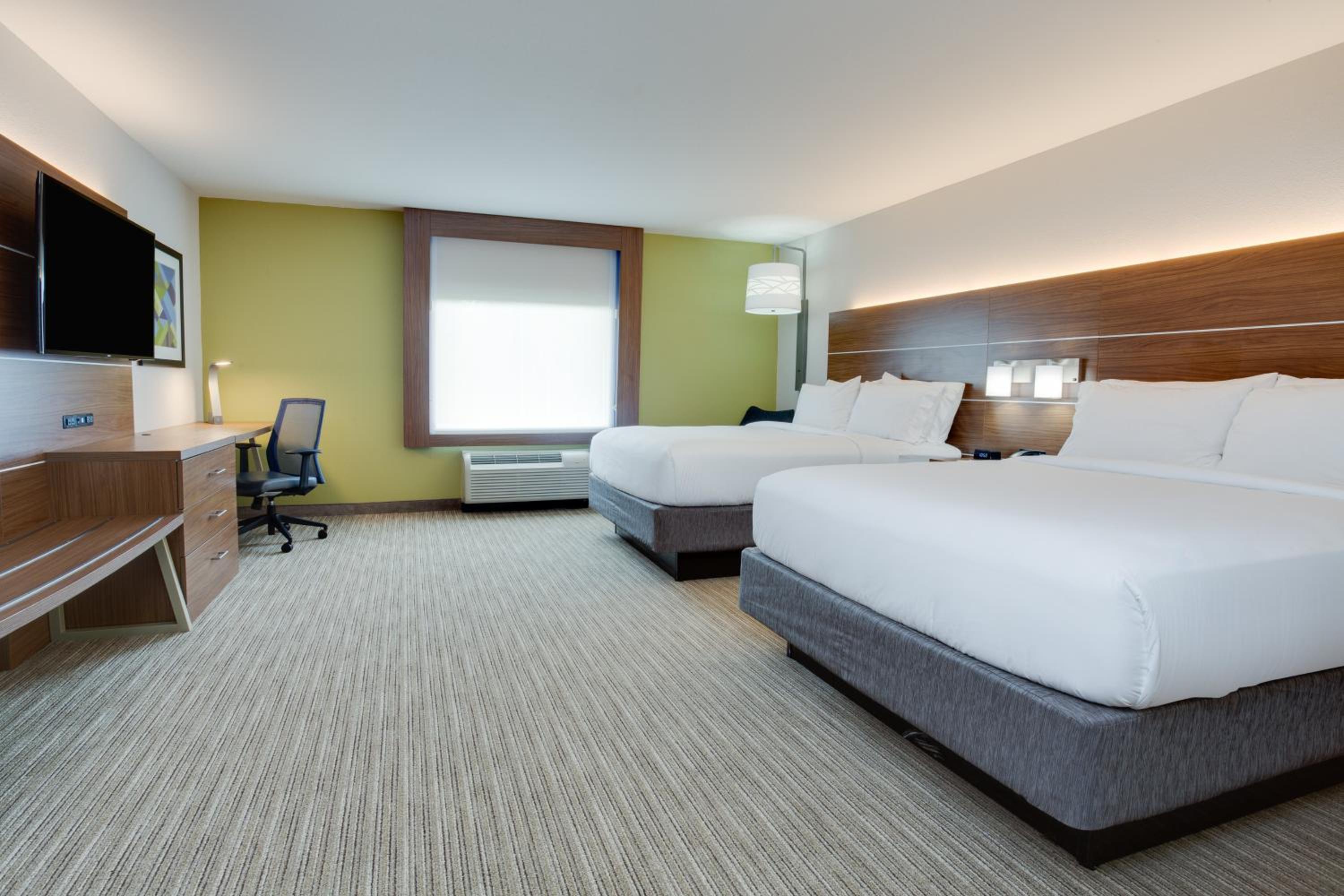 Standard Room with Two Queen Beds photo 2