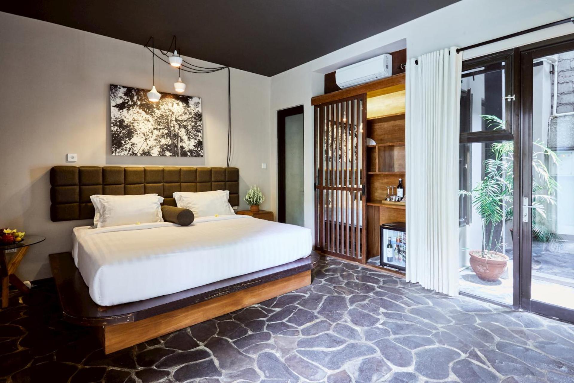 Suite with Pool View - Photo 14