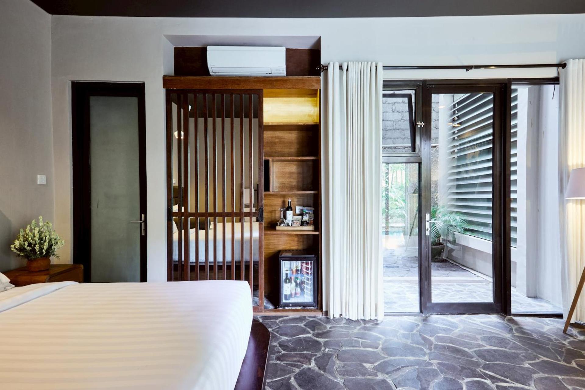 Suite with Pool View - Photo 13