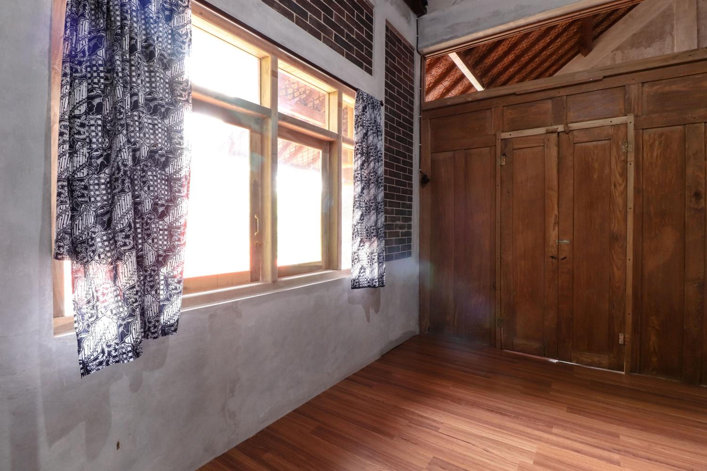 Family Room - Photo 2