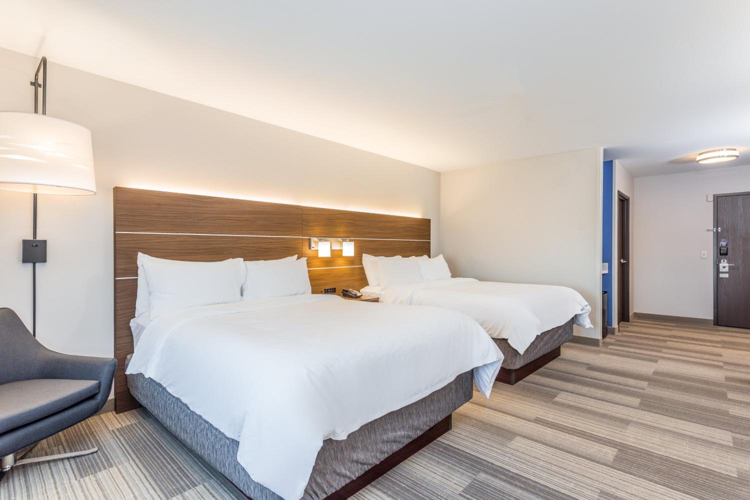 Standard Queen Room with Two Queen Beds - Photo 1