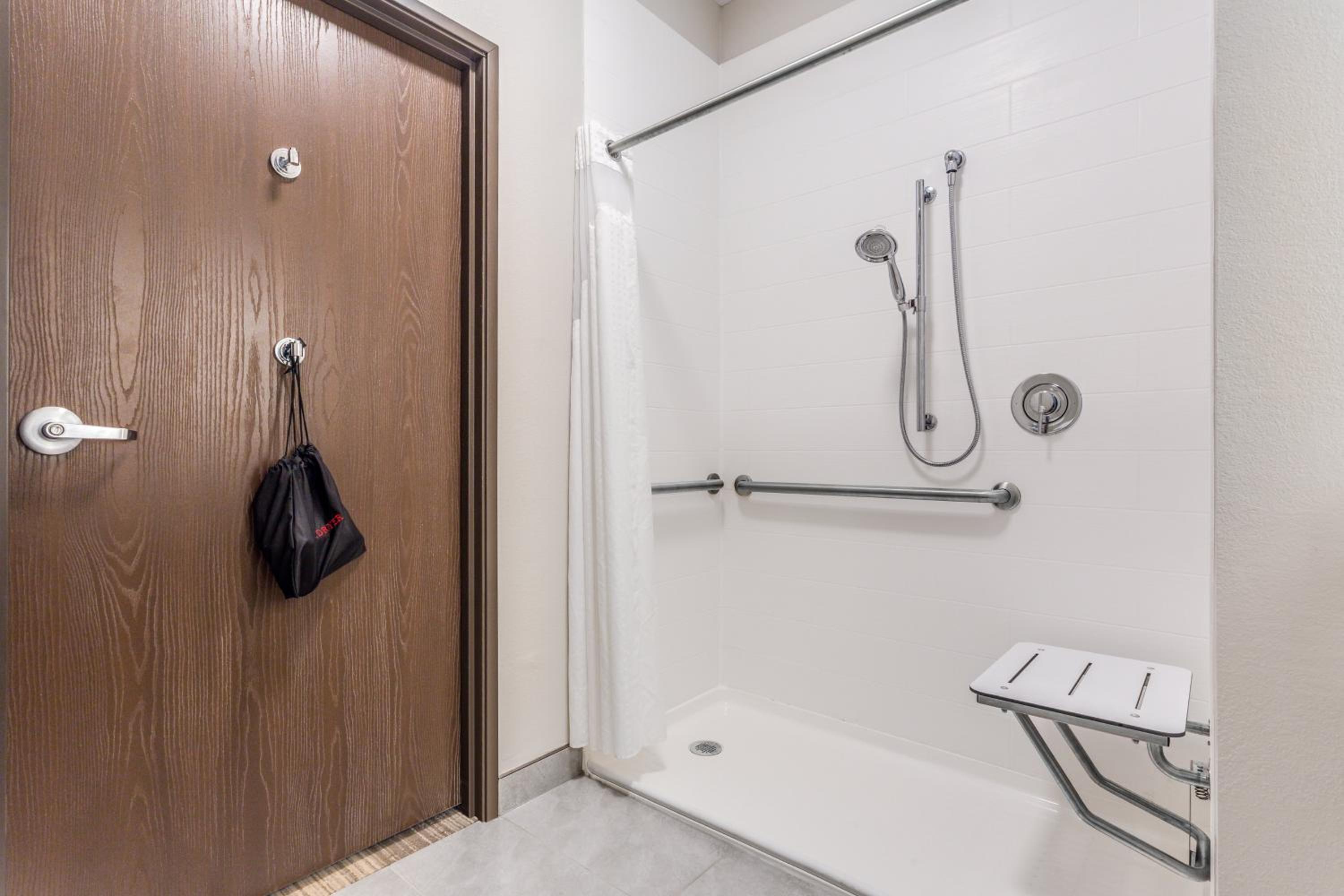 King Room - Disability Access Roll in Shower - Photo 2