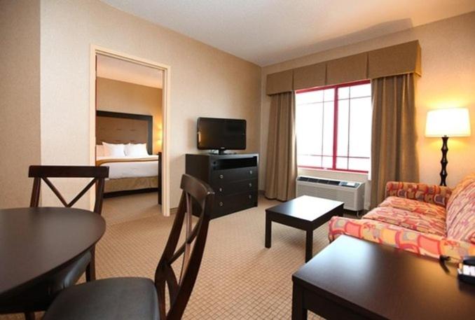 One-Bedroom Suite - Smoking - Photo 1