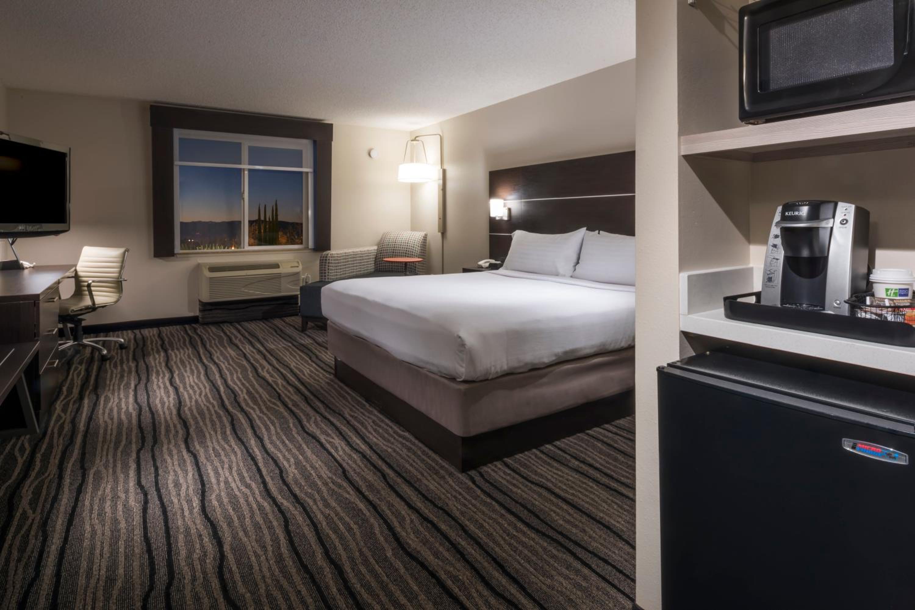 Standard King Room - Photo 3