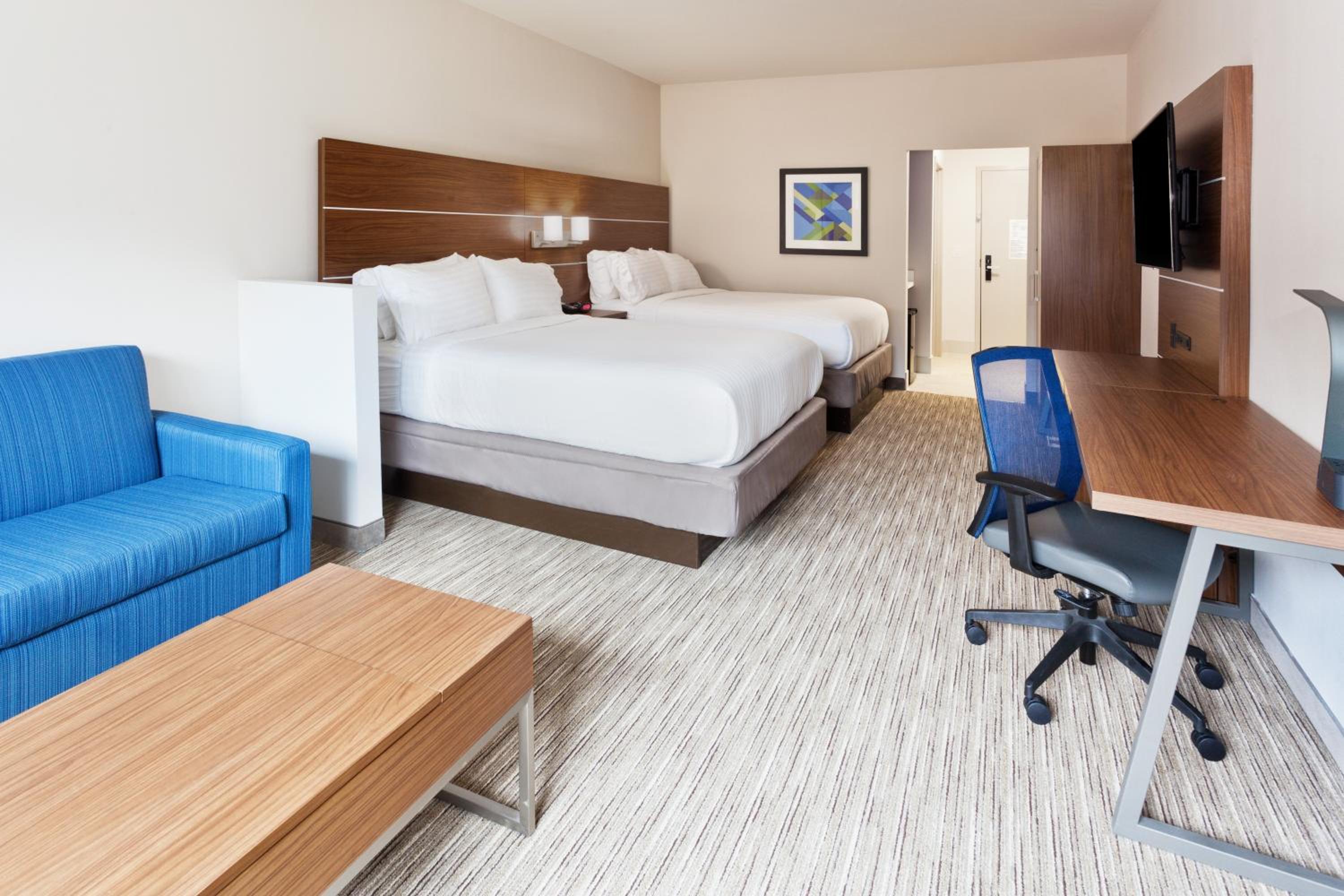 Queen Suite with Two Queen Beds photo 3