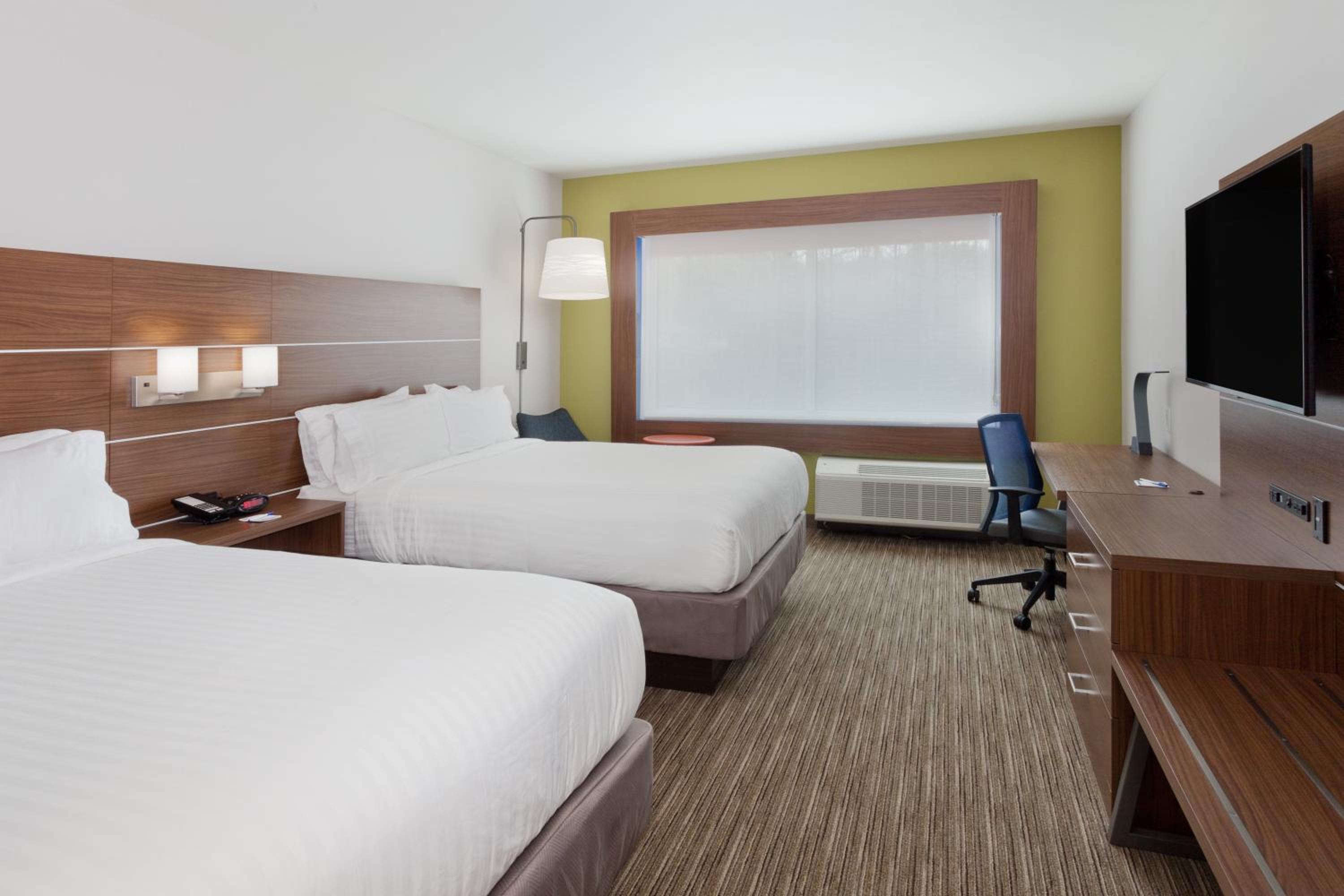 Standard Room with Two Queen Beds photo 2