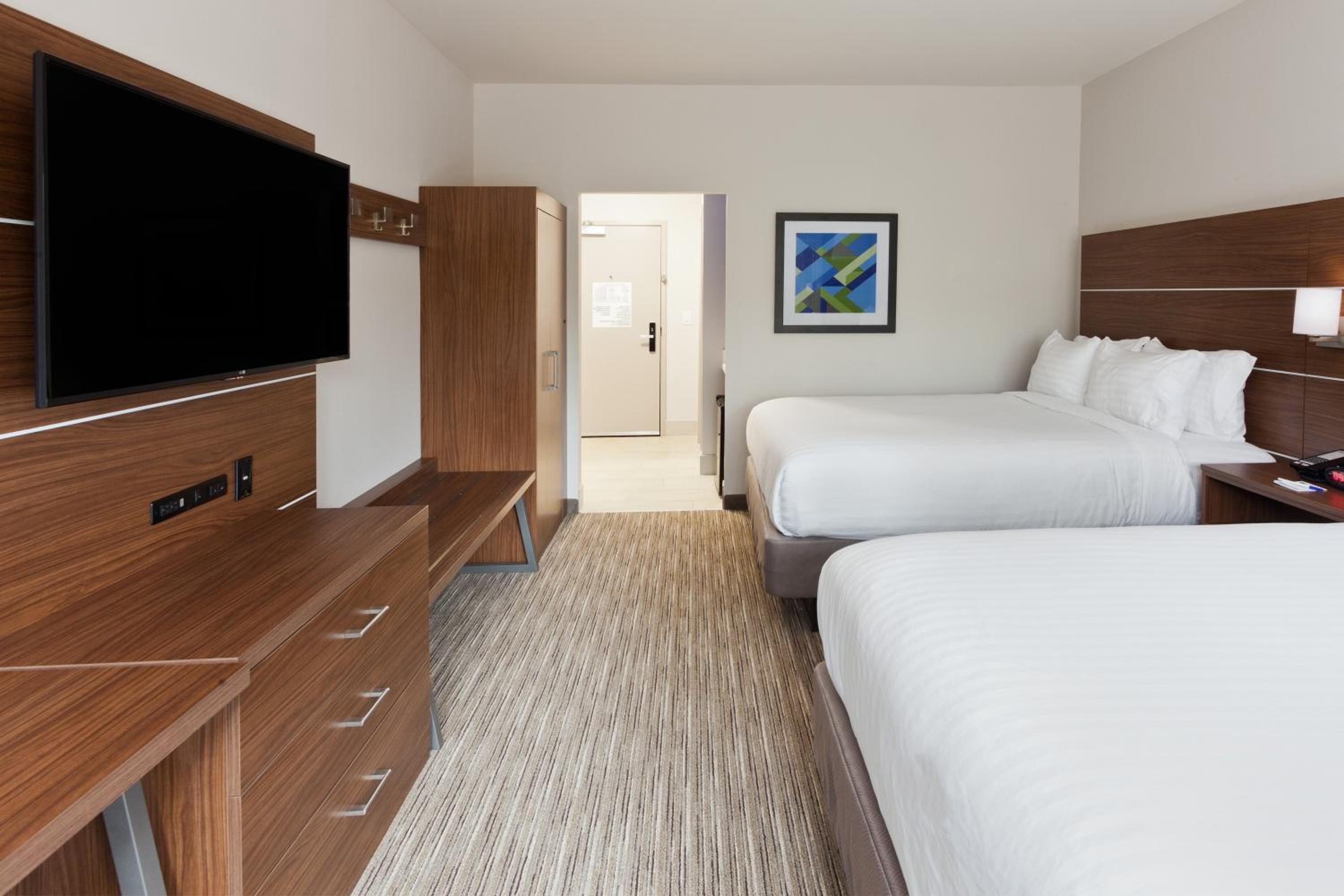 Standard Room with Two Queen Beds photo 1