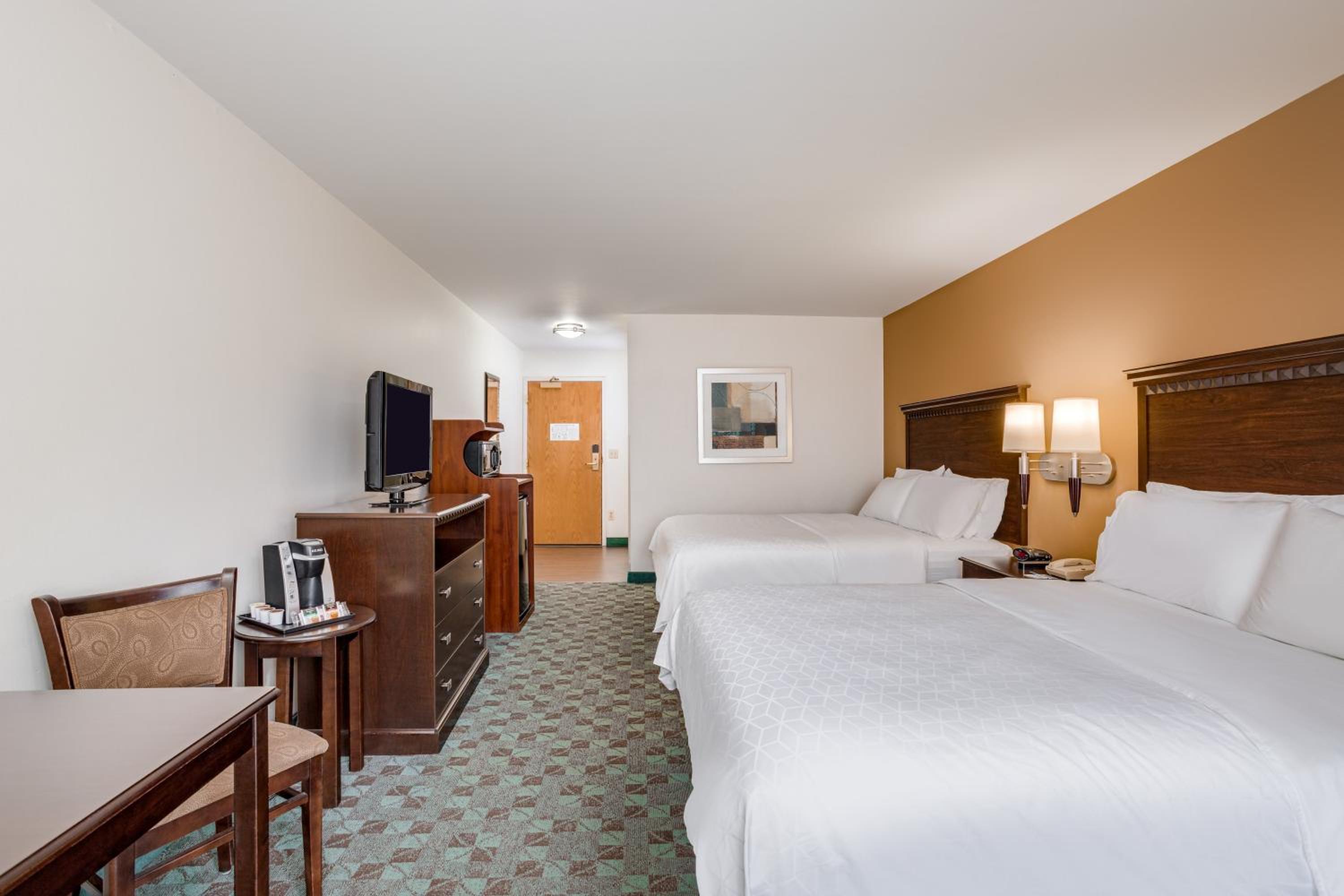 Standard Room with Two Queen Beds - Photo 2