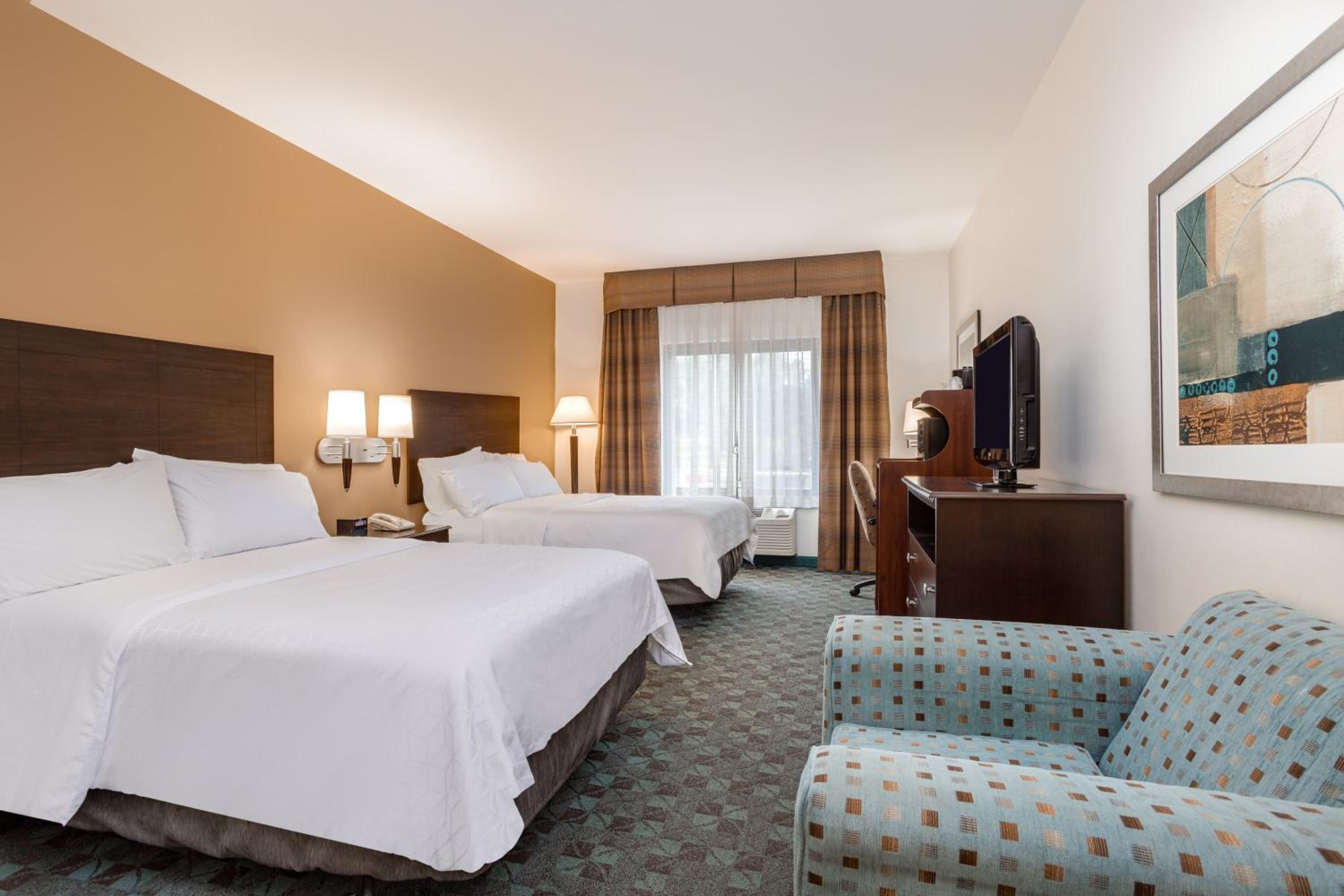 Standard Queen Room with Two Queen Beds and Roll-In Shower - Mobility Access - Photo 3