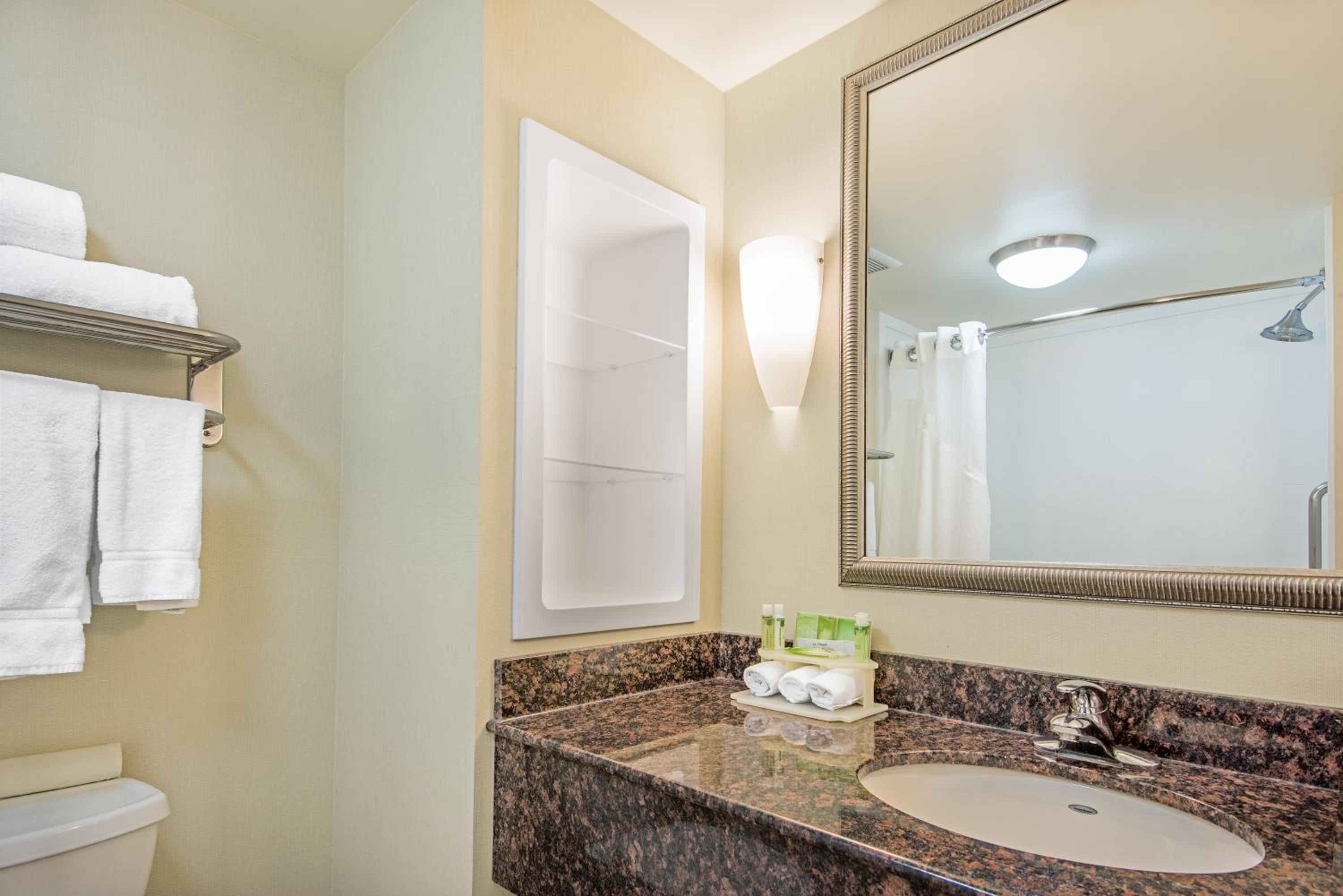Suite with Two Queen Beds - Photo 2
