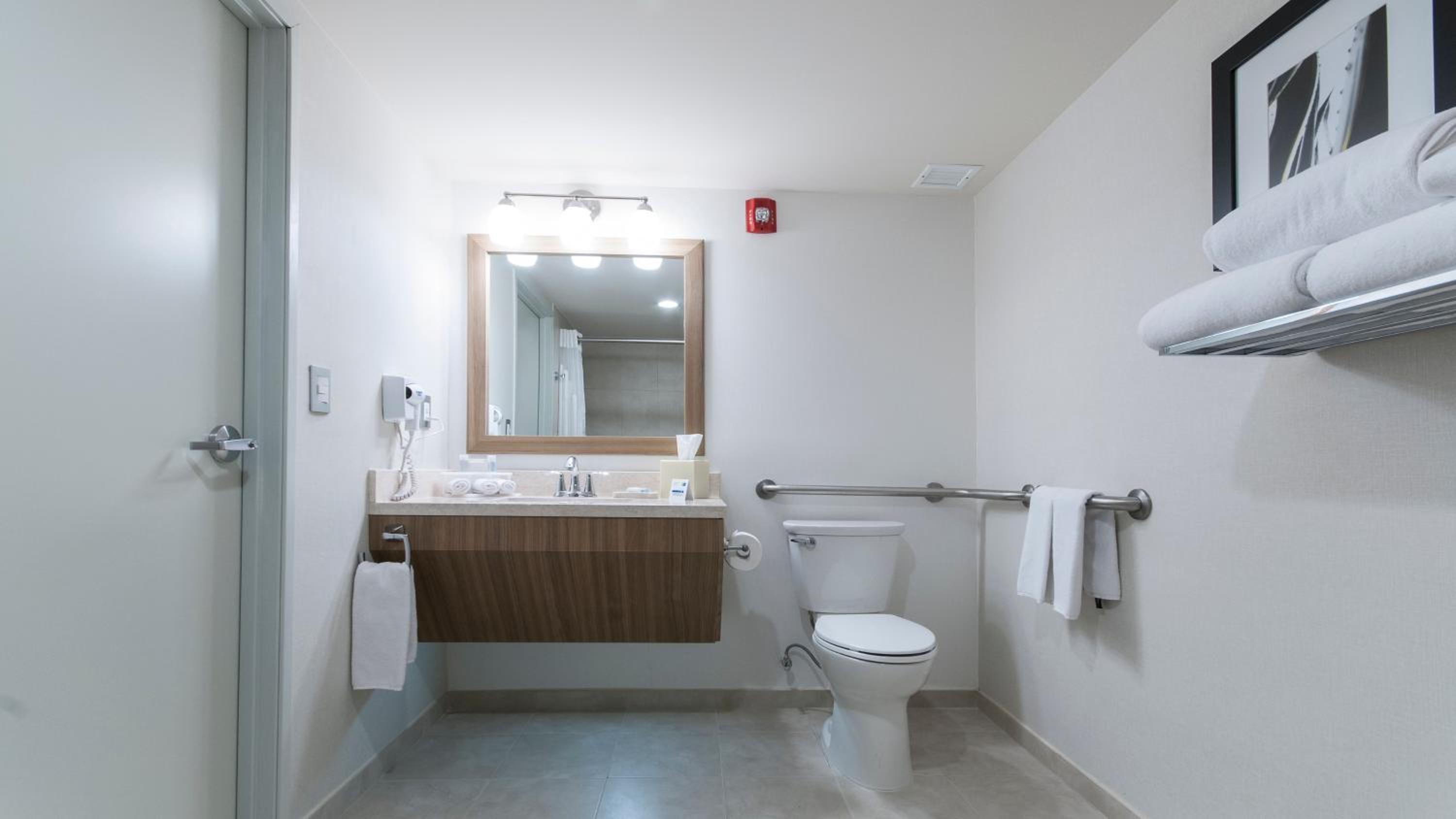 Standard King Room - Accessible photo 2