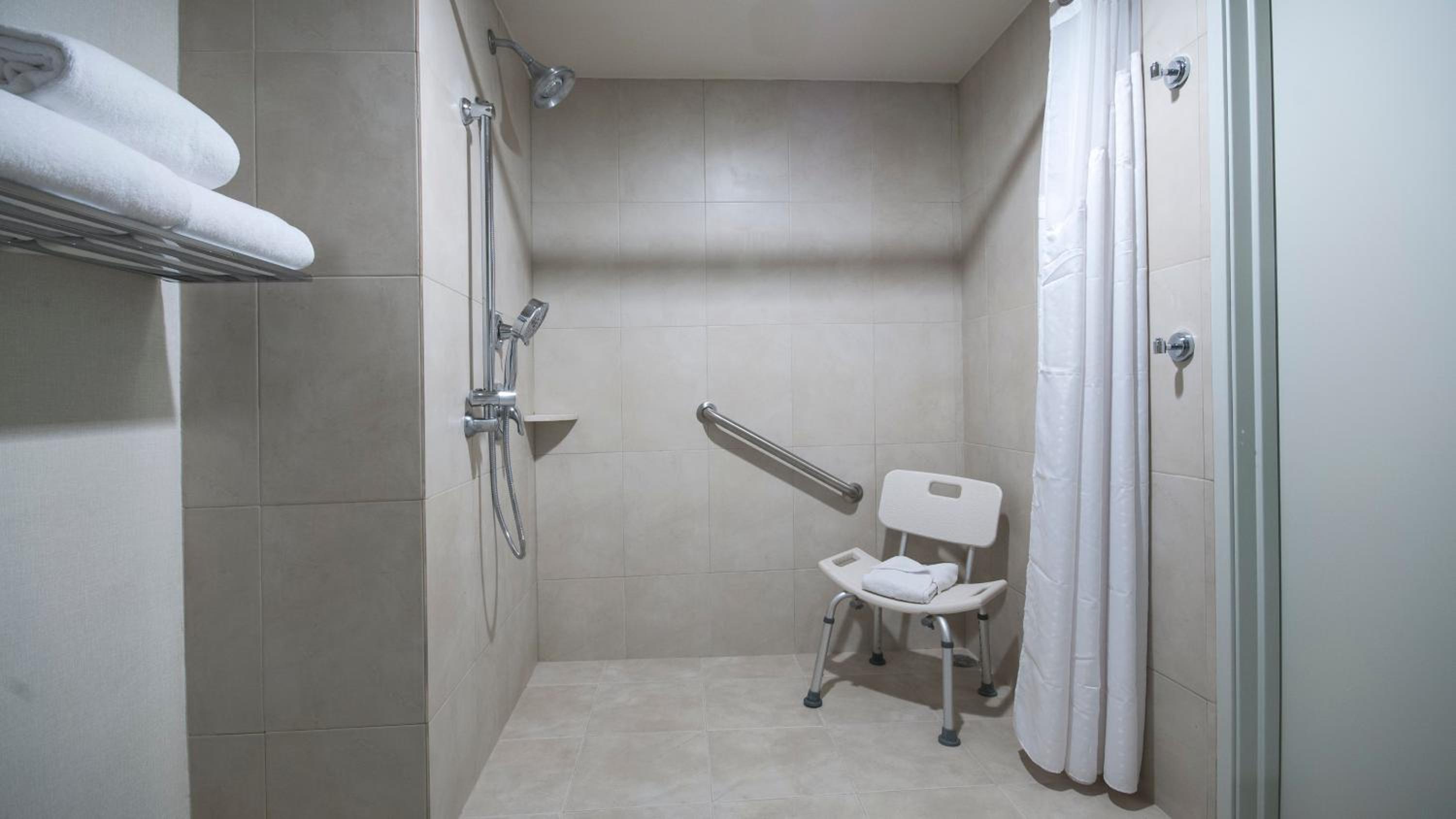 Standard King Room - Accessible photo 1