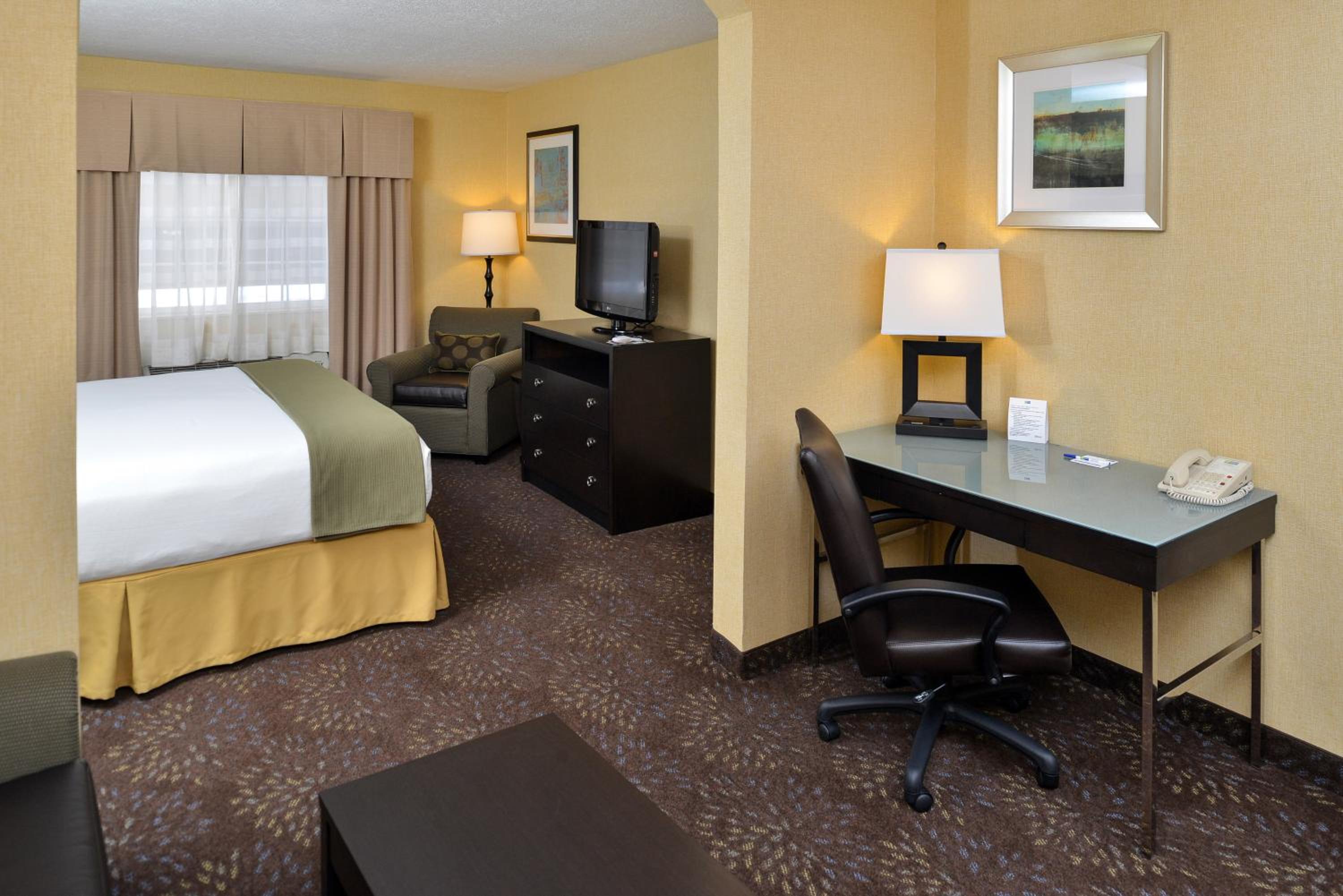Standard King Room with Sofa Bed - Photo 5
