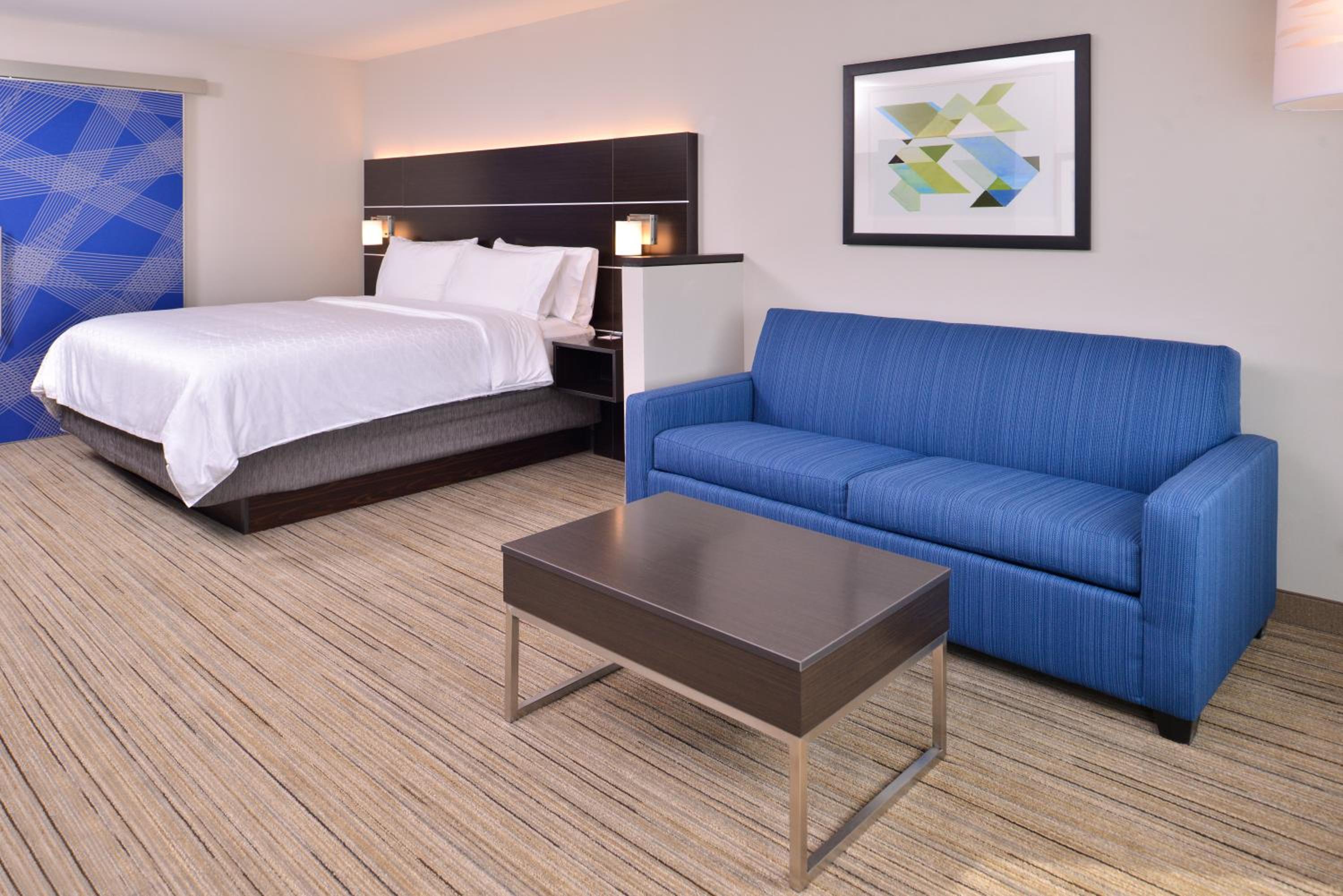 Standard King Room with Sofa Bed - Photo 3