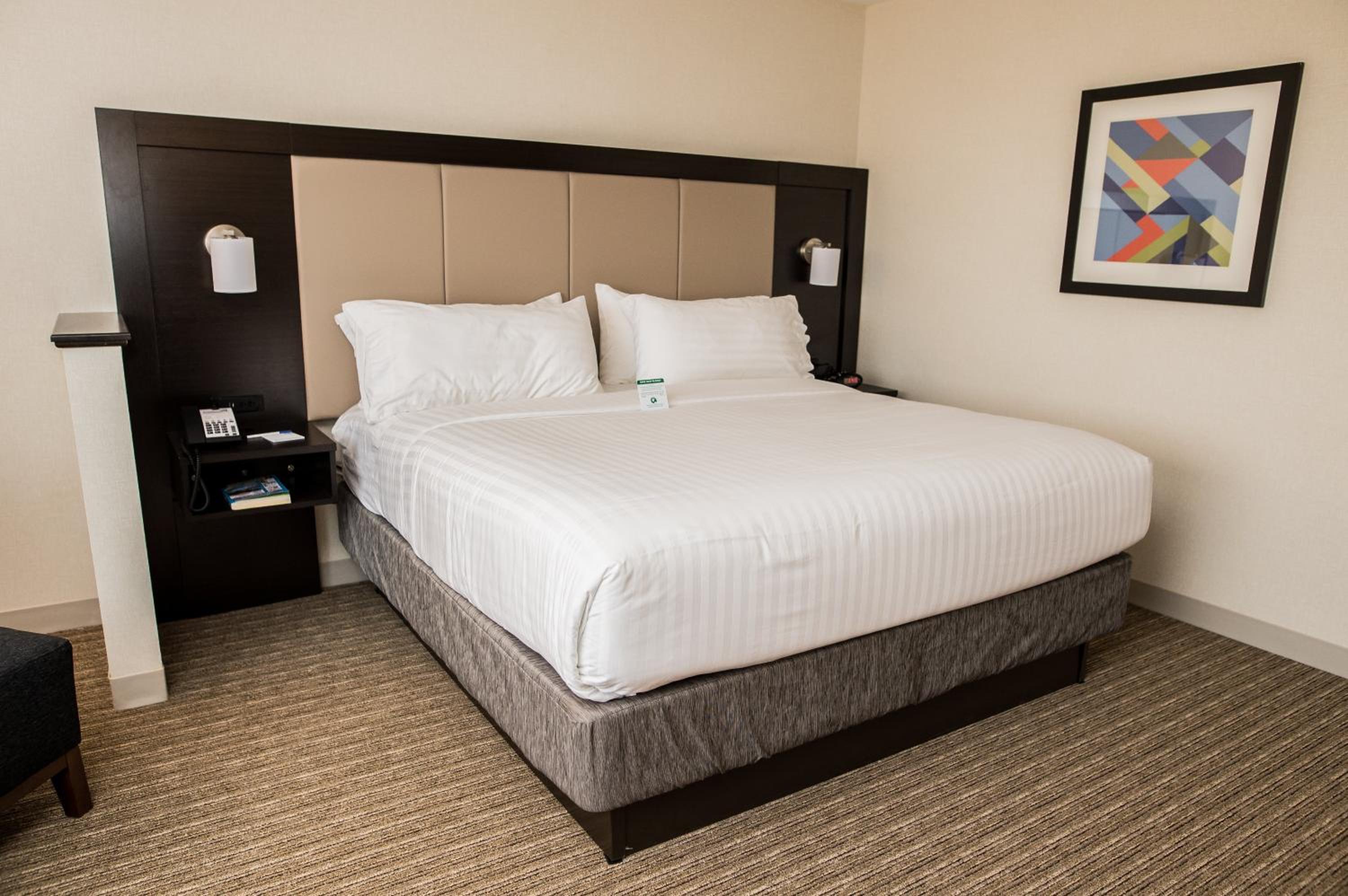 King Room - Hearing Accessible photo 2