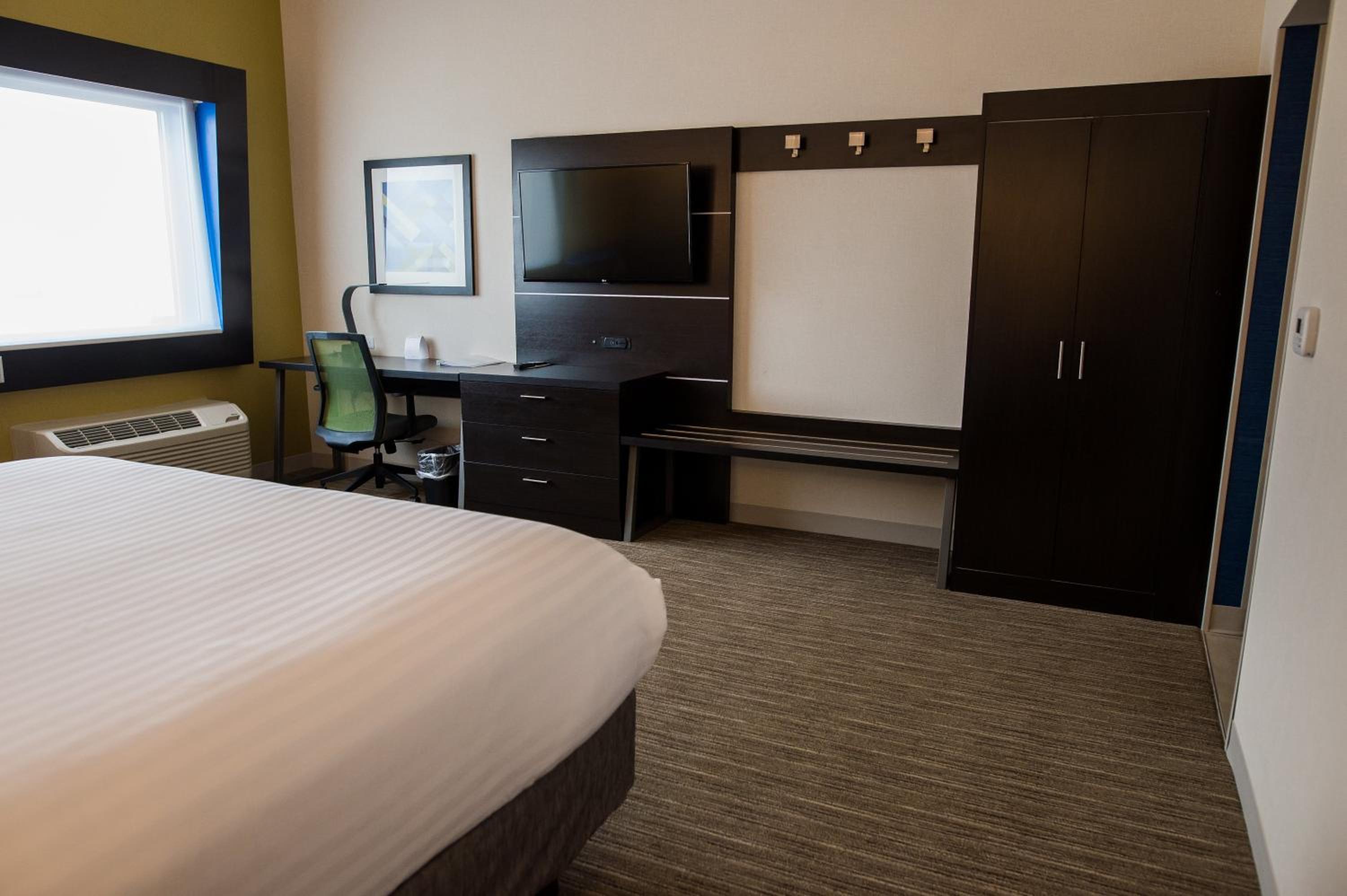 Standard King Room with Accessible Tub - Mobility Access