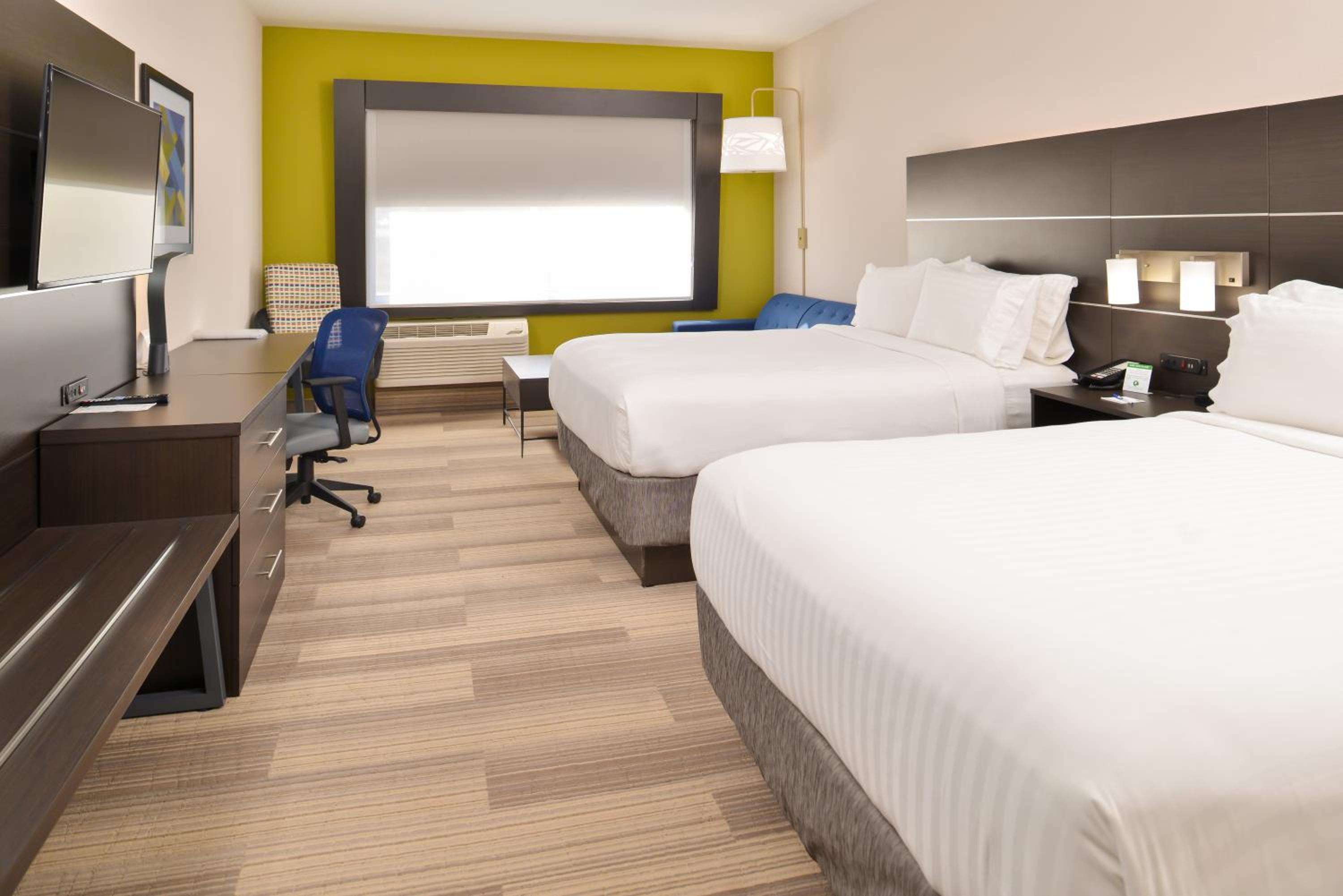 Queen Suite with Two Queen Beds and Sofa Bed photo 3