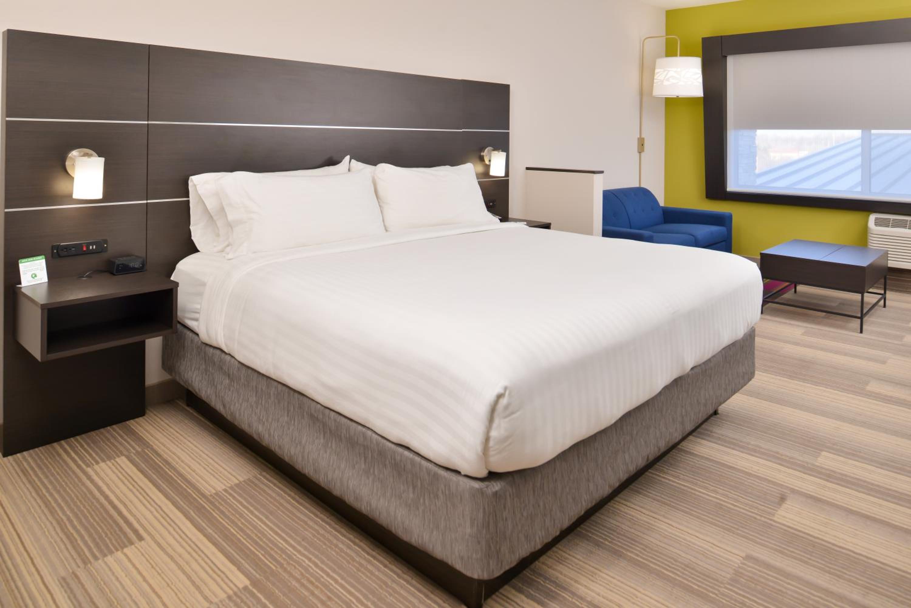 King Suite with Sofa Bed photo 3