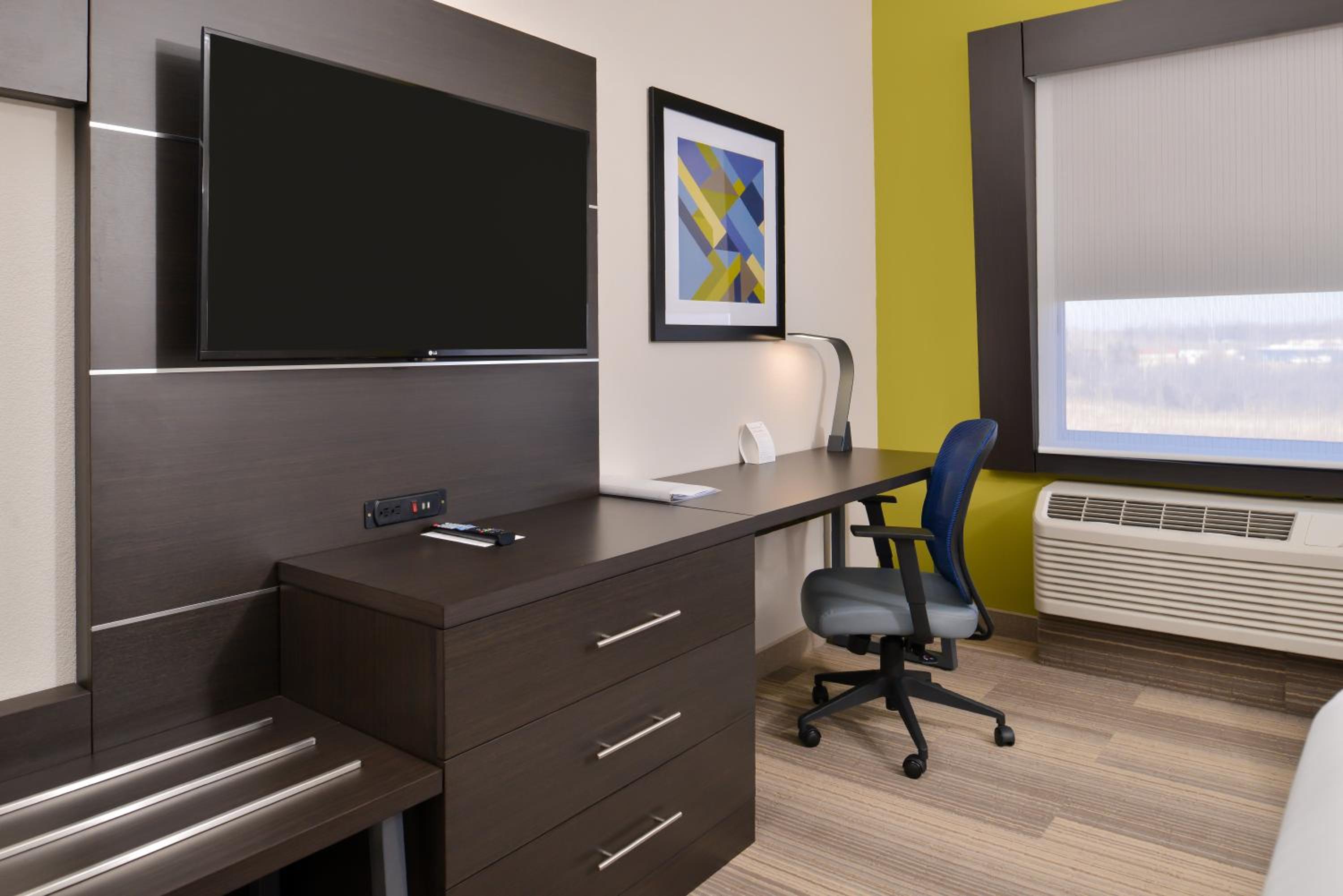 Queen Suite with Two Queen Beds and Sofa Bed photo 2