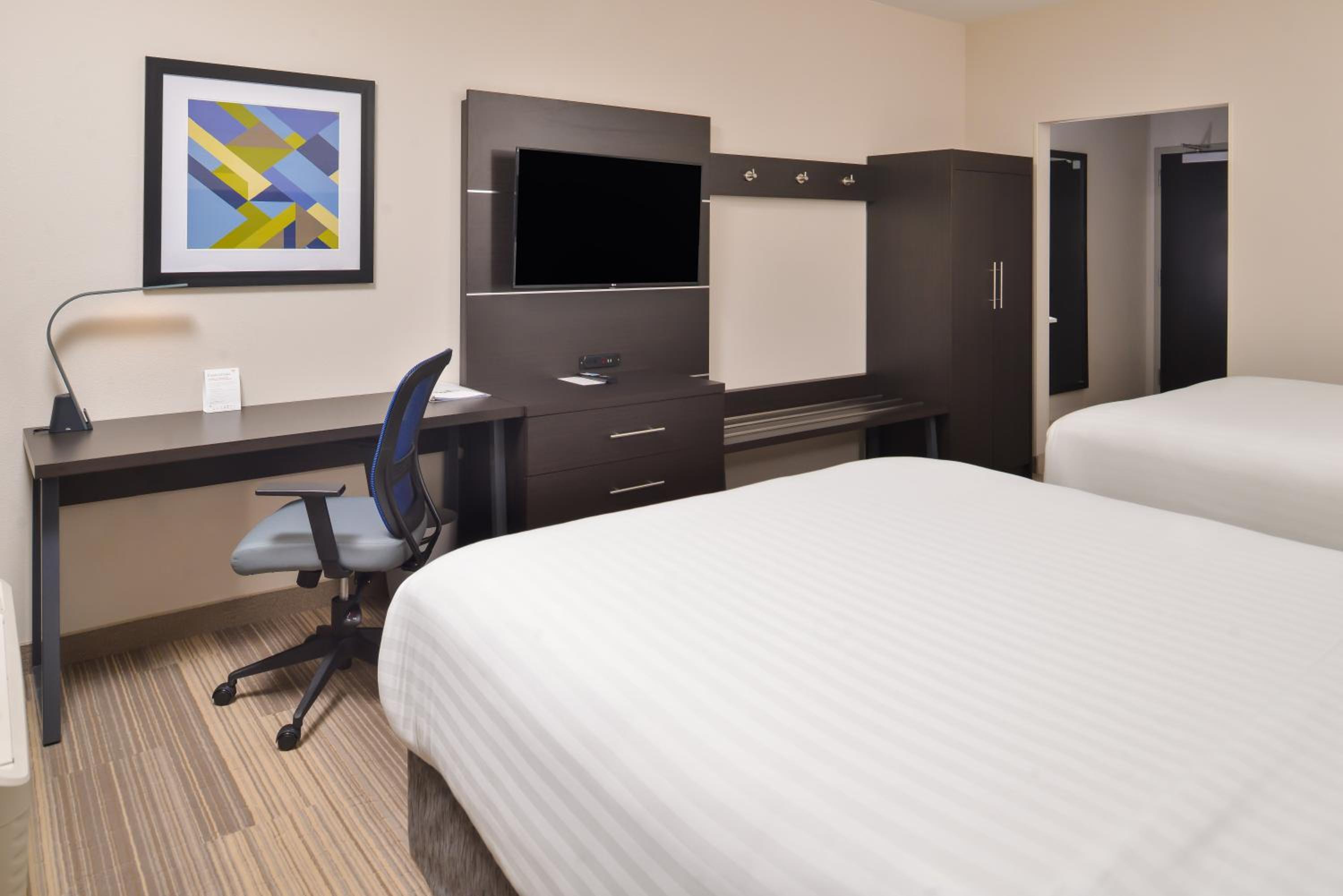 Standard Room with Two Queen Beds photo 1
