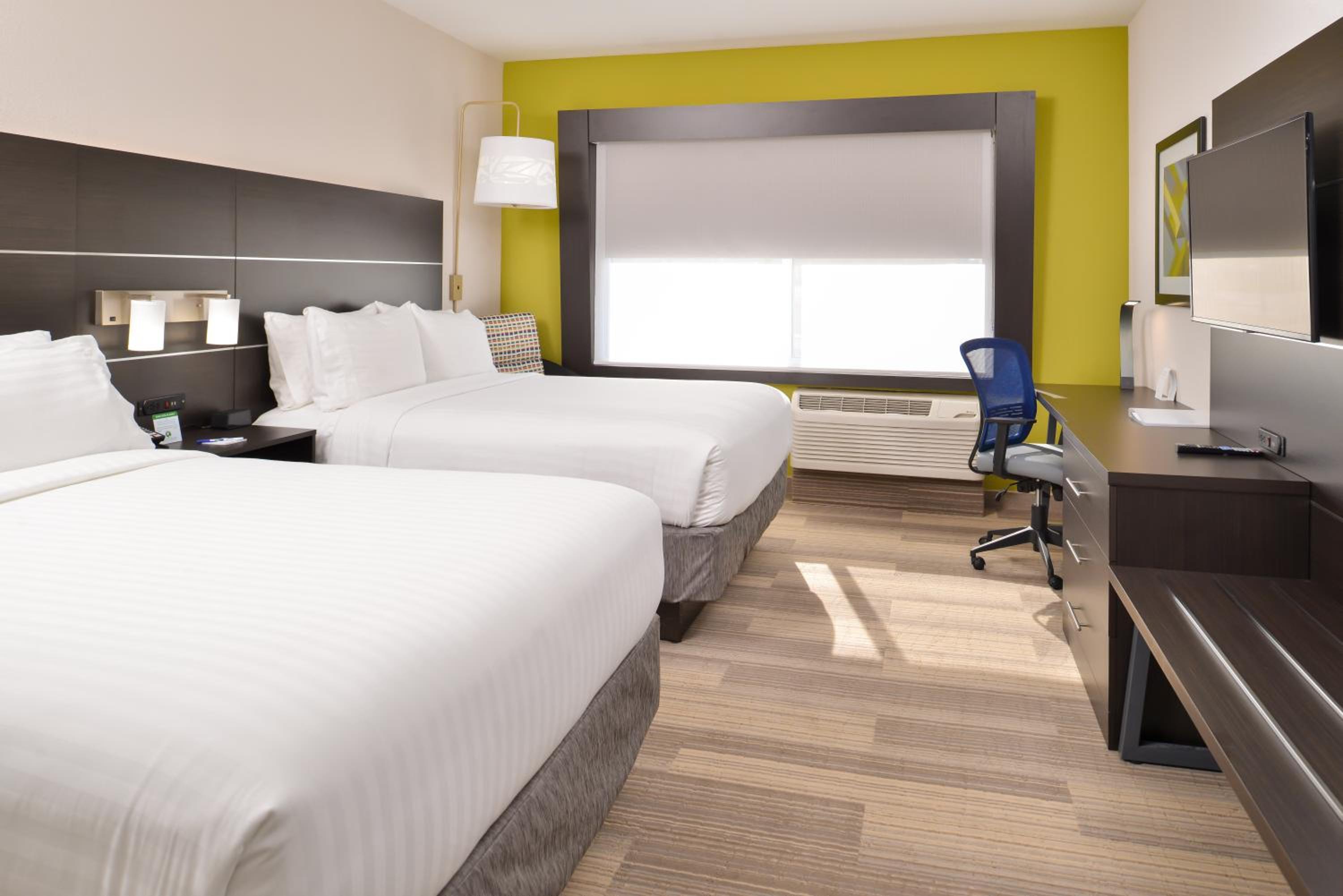 Standard Room with Two Queen Beds photo 3