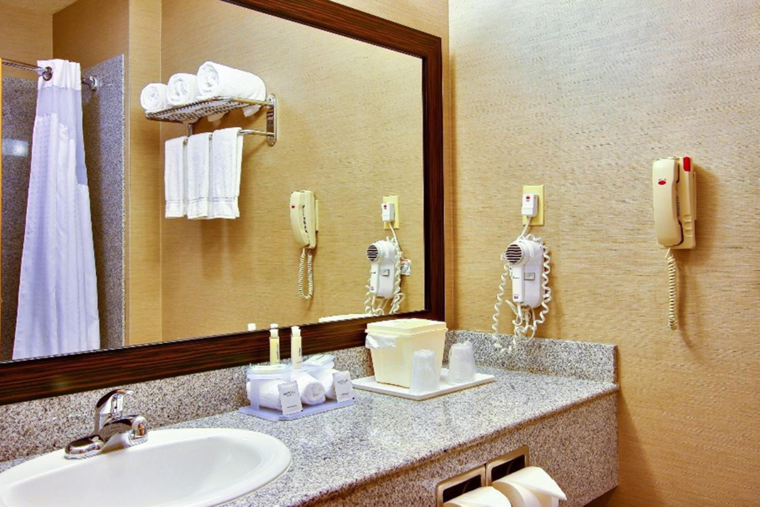 King Suite with Sofa bed - Disability Access/Non Smoking/Interior Hall photo 3