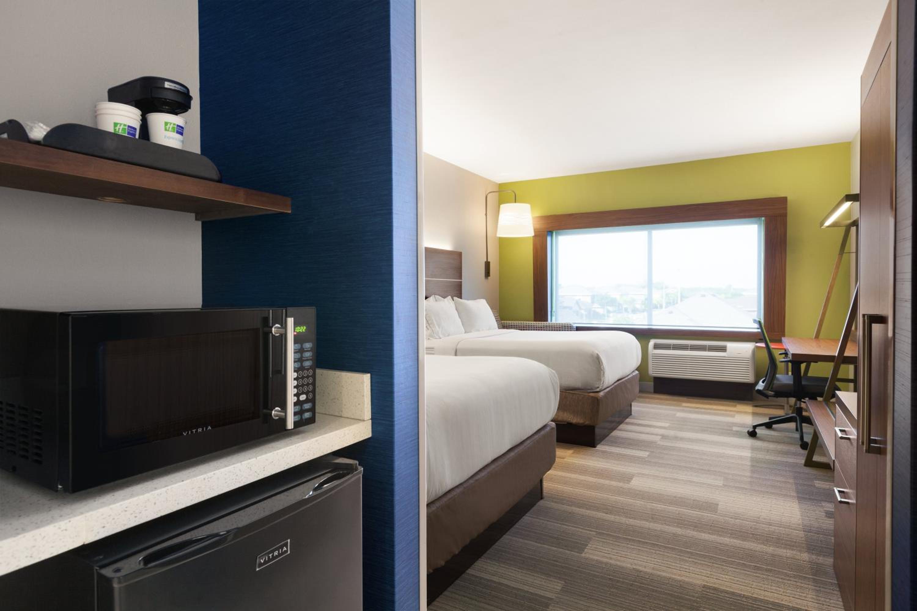 Standard Room with Two Queen Beds photo 2