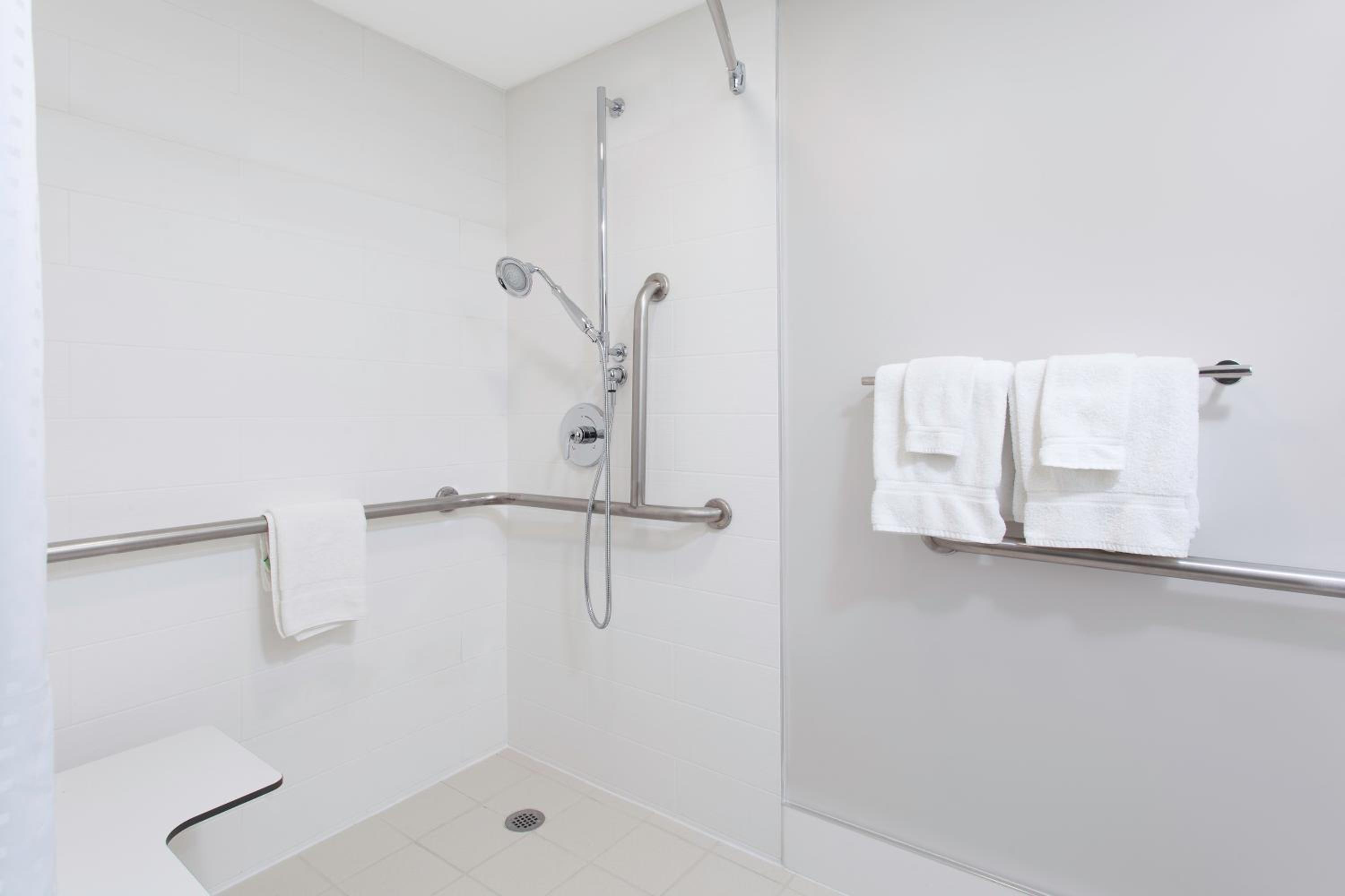 Queen Room with Mobility Accessible Tub - Non-Smoking - Photo 2