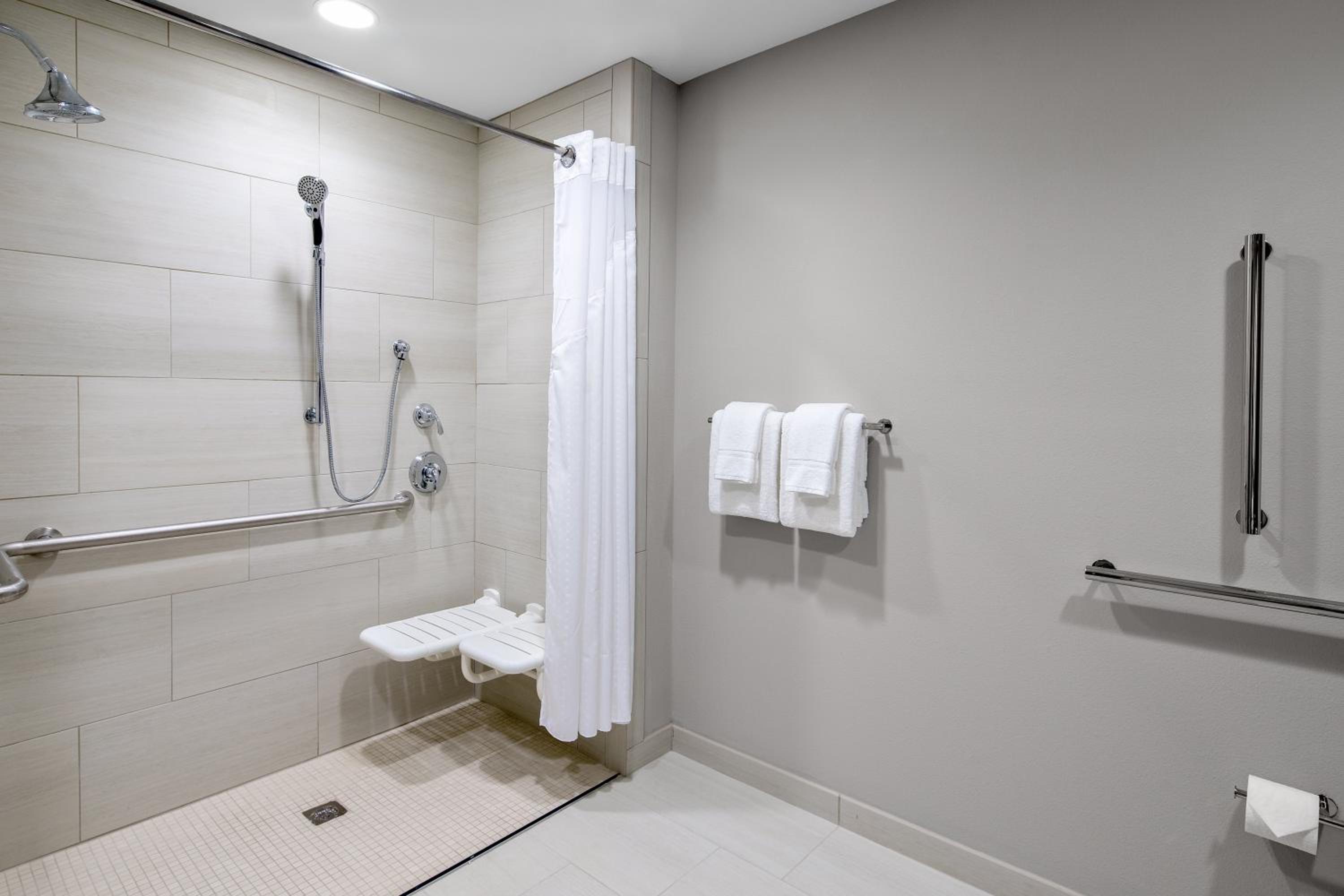 Standard Queen Room with Two Queen Beds - Communications and Mobility Accessible photo 3