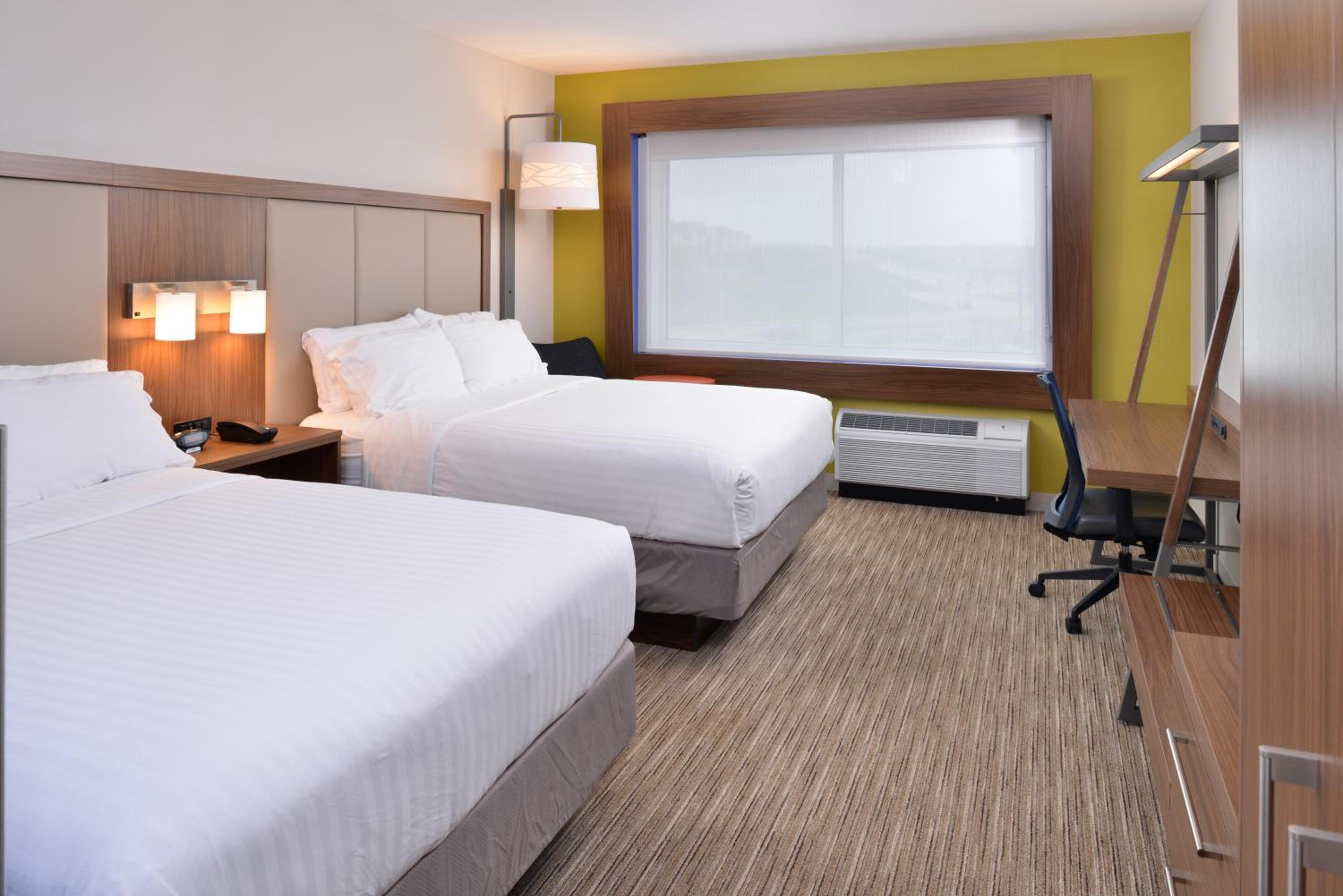 Standard Queen Room with Two Queen Beds and Mobility Accessible Tub photo 1