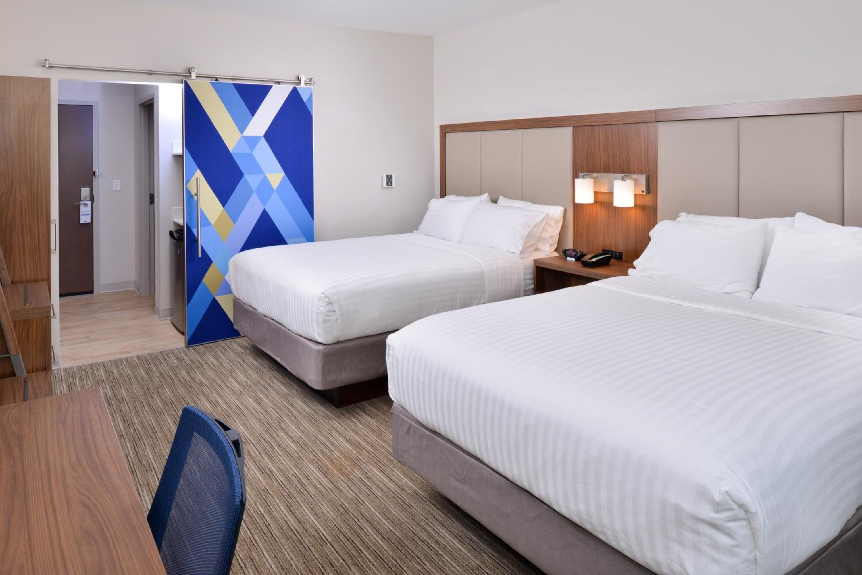 Standard Room with Two Queen Beds photo 3