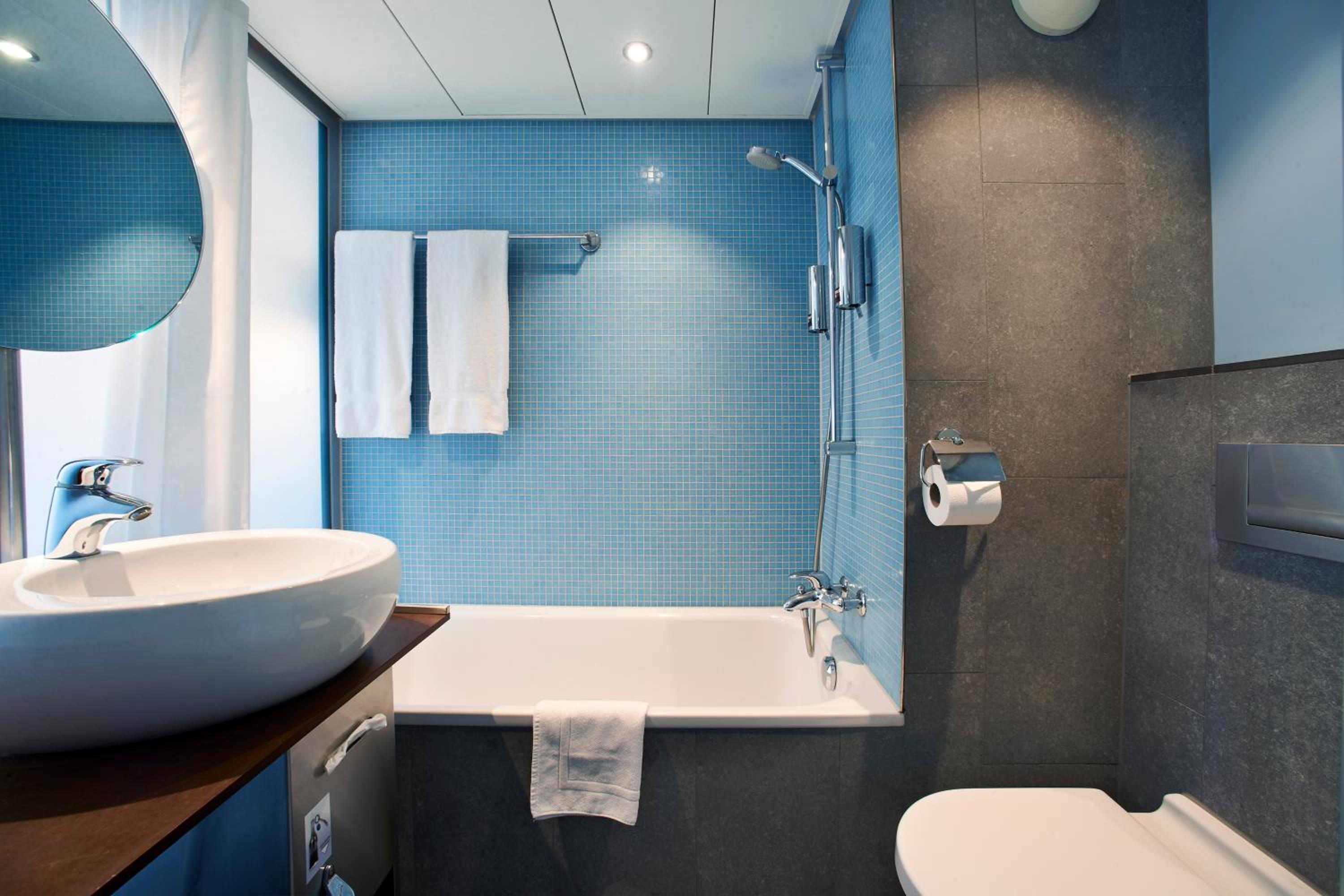 Double or Twin Room with City View - Photo 2